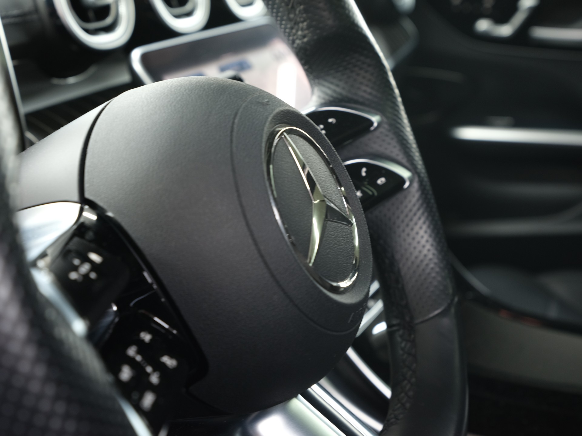 MERCEDES-BENZ C 300 4Matic AMG Line *Burmester* *Panorama* *360 Kamera*-image-24