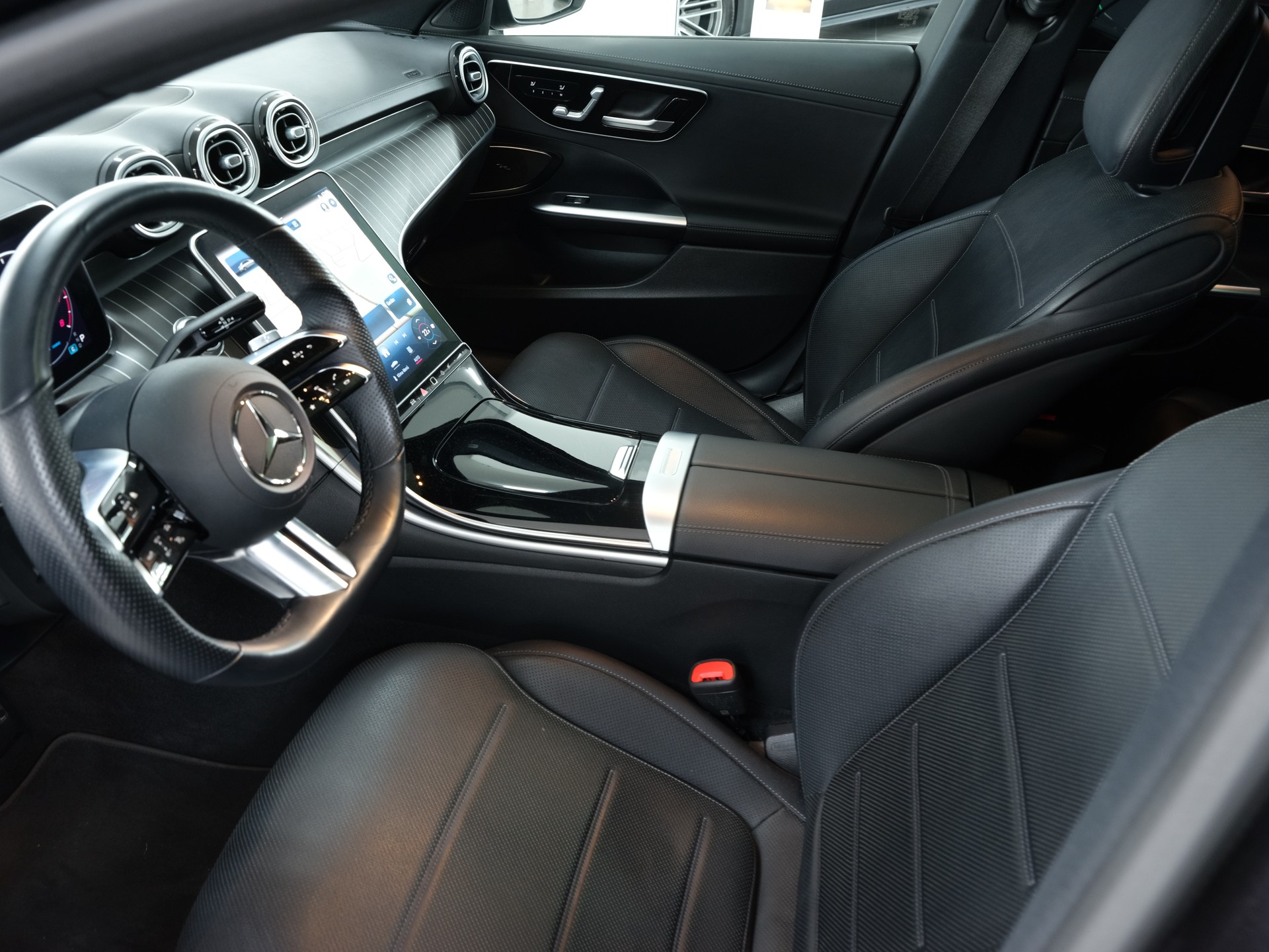 MERCEDES-BENZ C 300 4Matic AMG Line *Burmester* *Panorama* *360 Kamera*-image-21