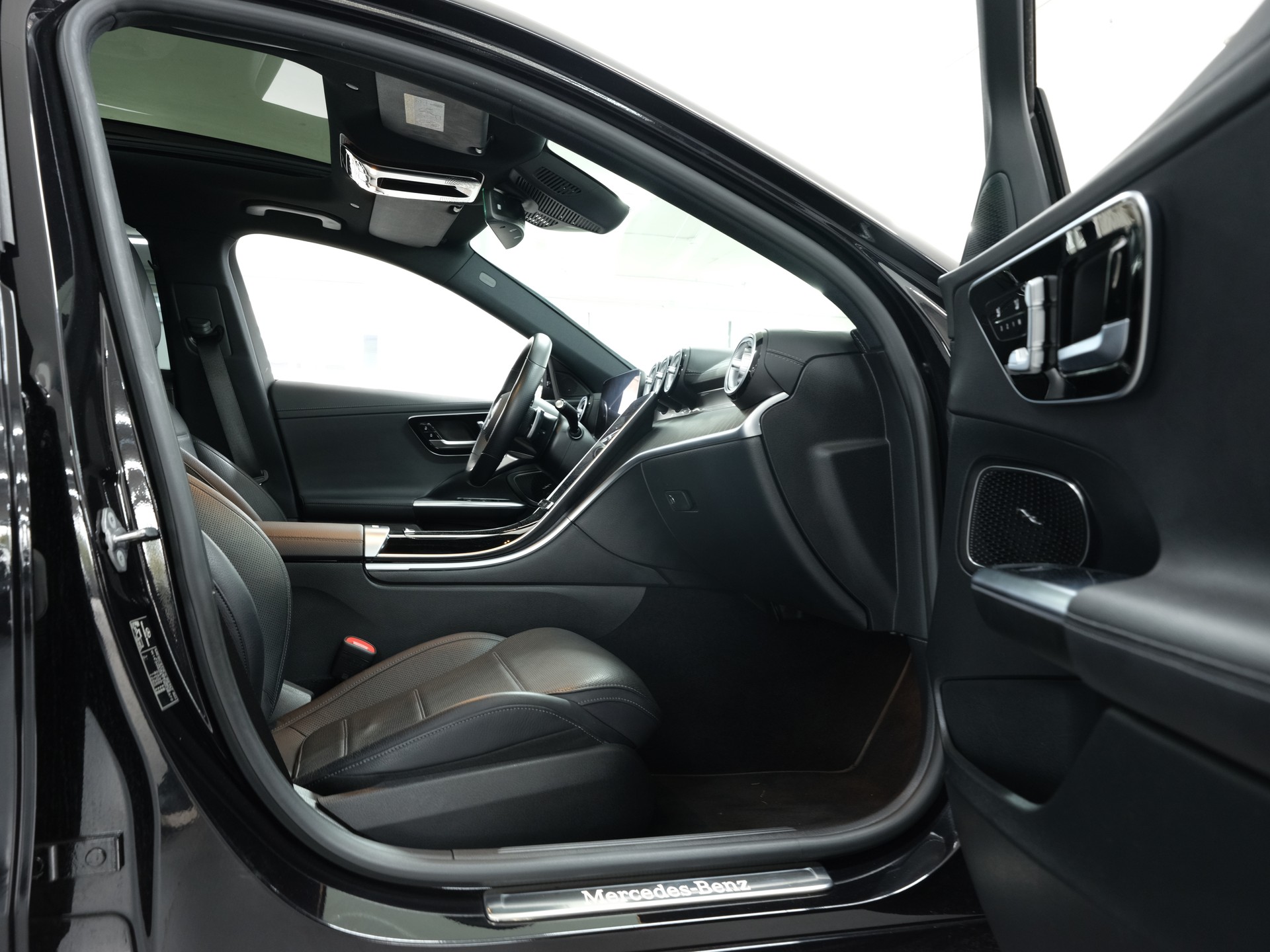 MERCEDES-BENZ C 300 4Matic AMG Line *Burmester* *Panorama* *360 Kamera*-image-32