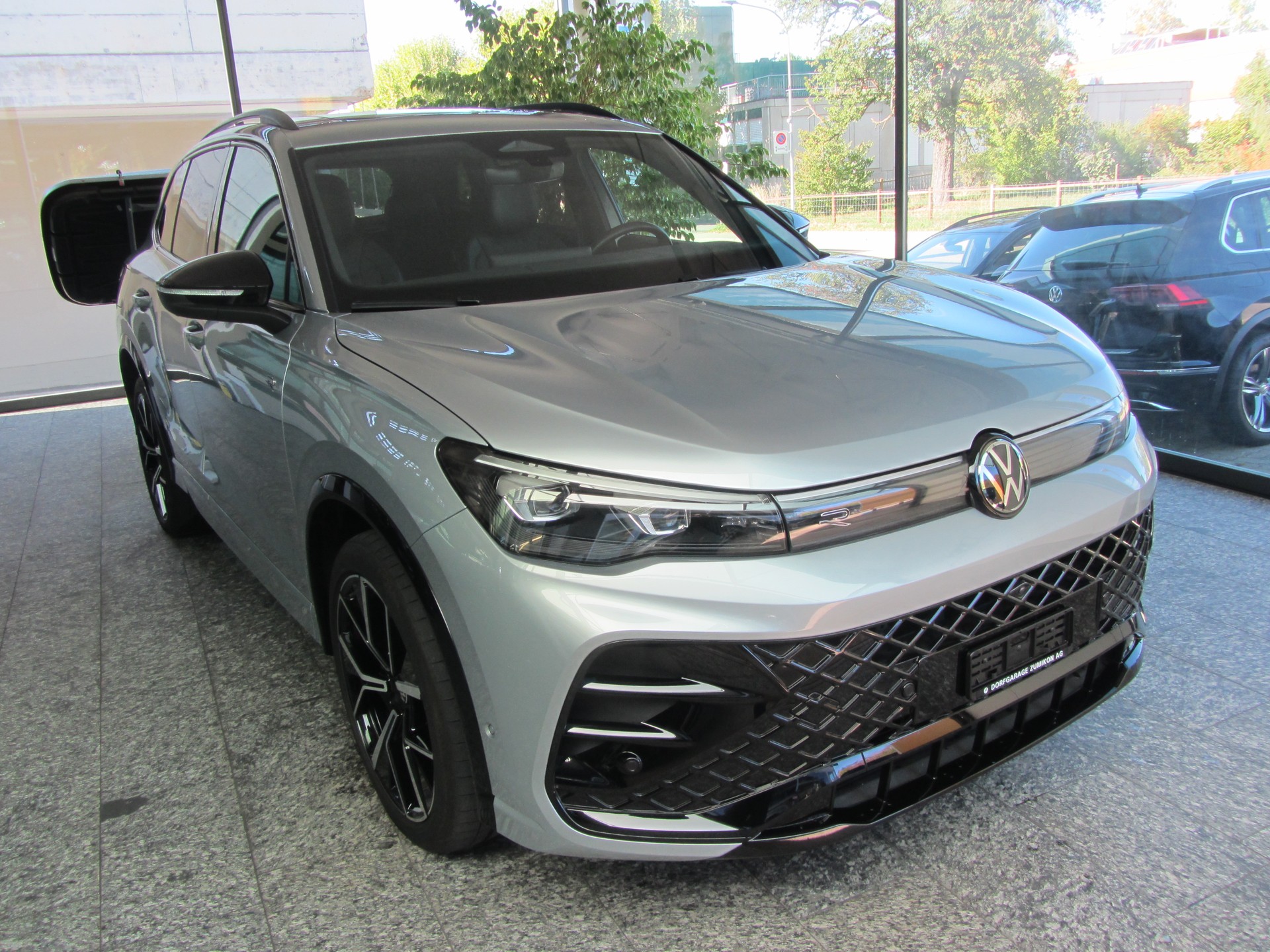 VW Tiguan 2.0 TSI DSG R-Line 4Motion-image-1