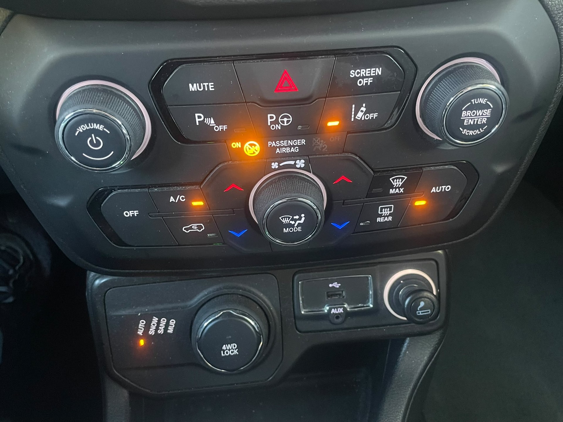 JEEP Renegade 1.3 Turbo Limited AWD-image-12