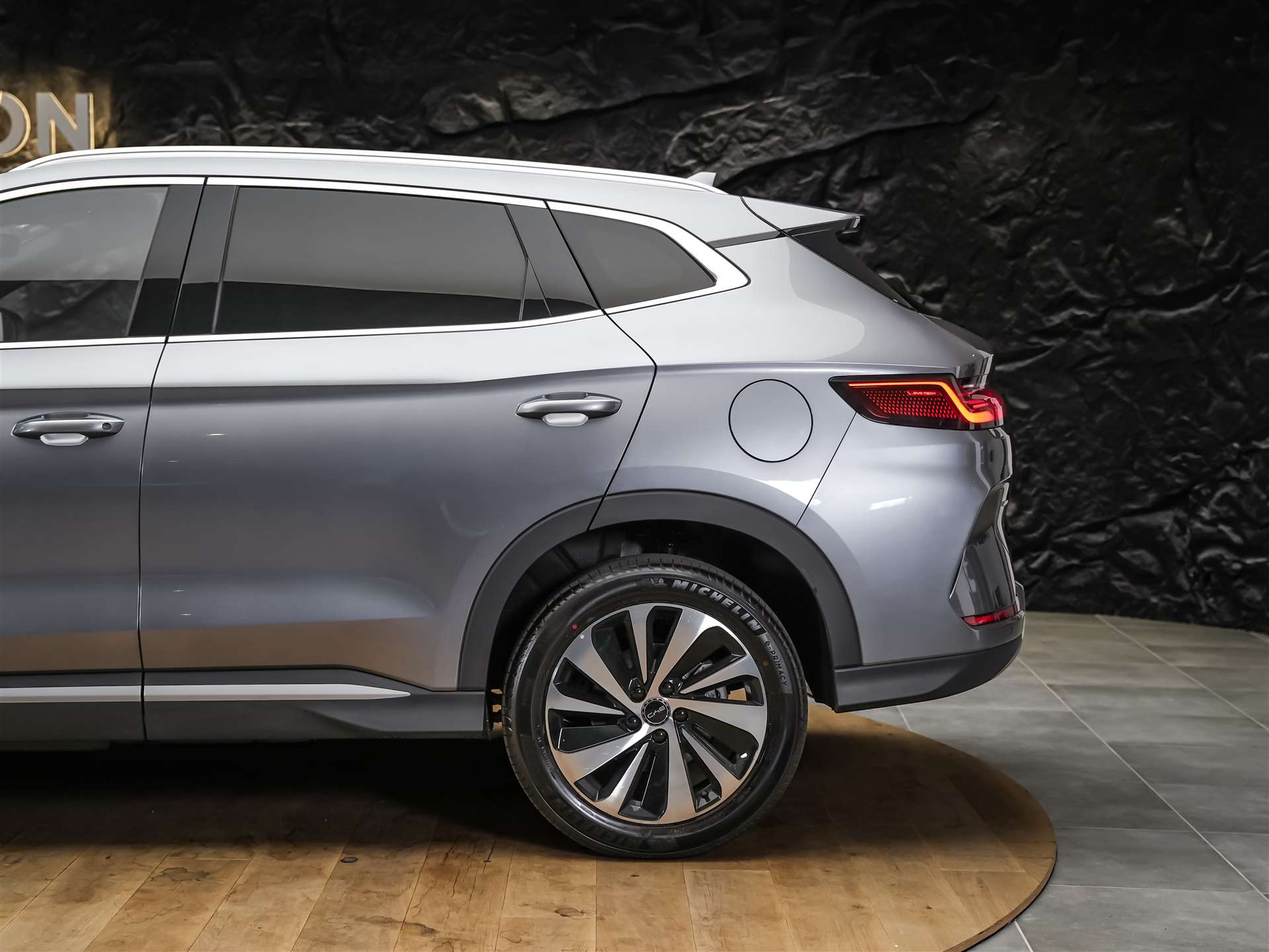 BYD Seal U DM-i Design AWD *SOFORT Verfügbar*Werksgarantie*Lenkradheizung*Sitzbelüftung*360° Kamera*-image-18