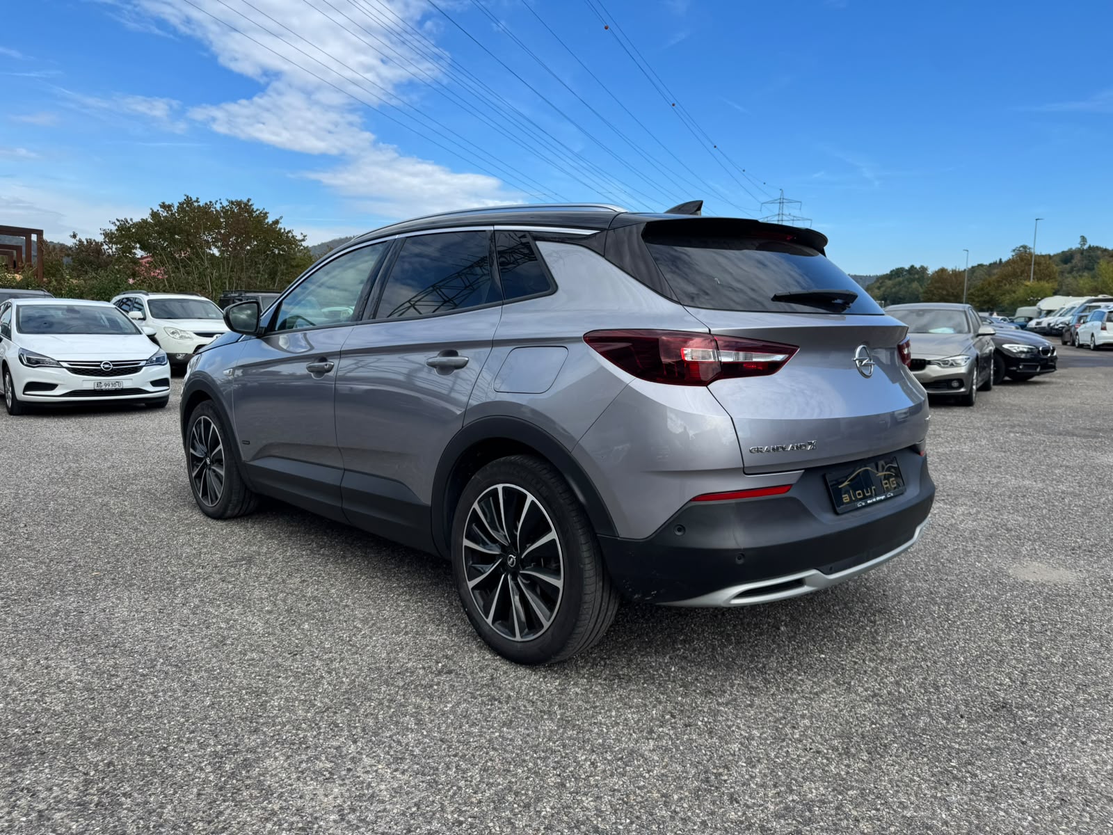 OPEL Grandland X 1.6 Hybrid4 Ultimate Automatik-image-3