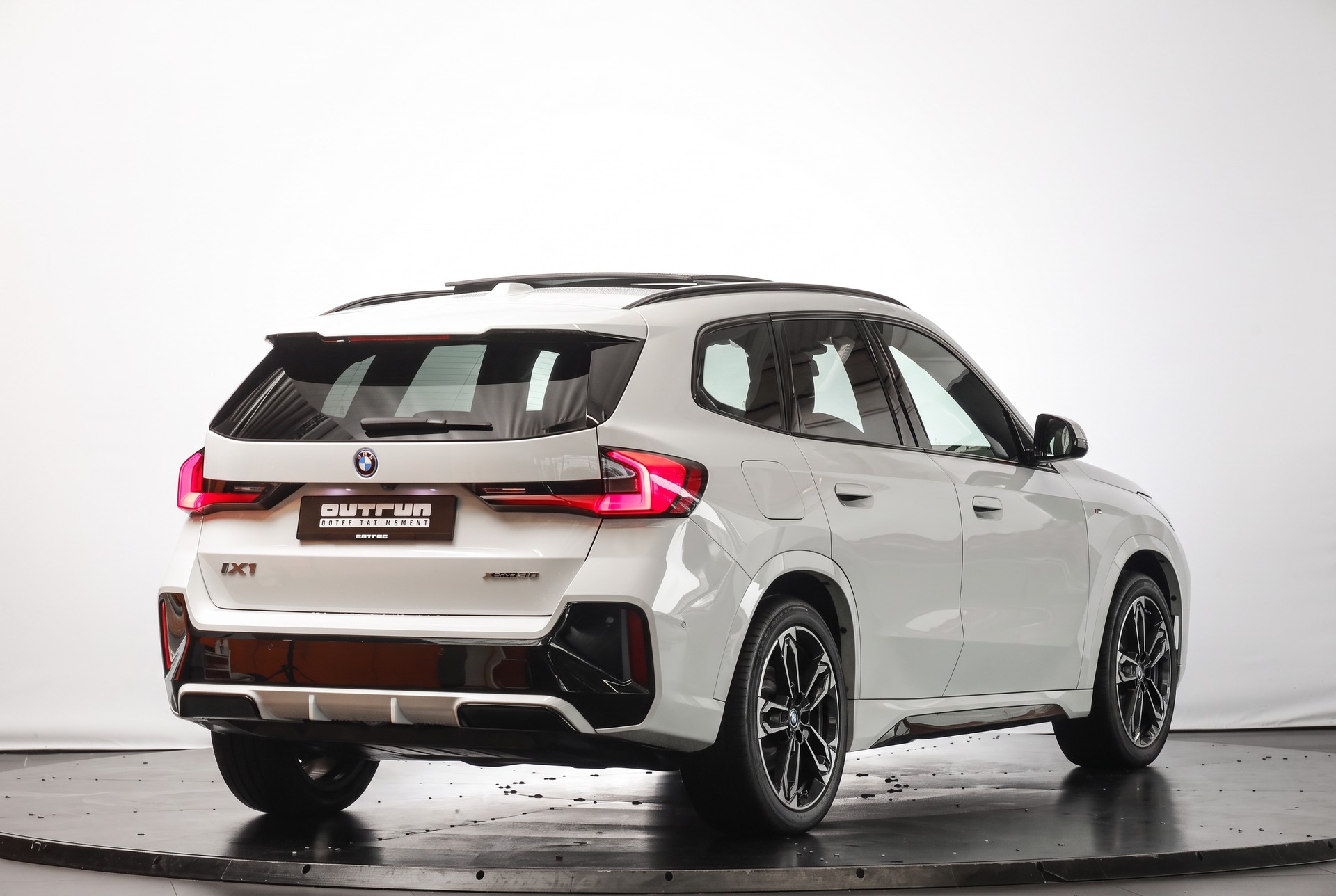 BMW iX1 xDrive 30 M Sport • Attelage • Toit panoramique • Pack Innovation-image-4