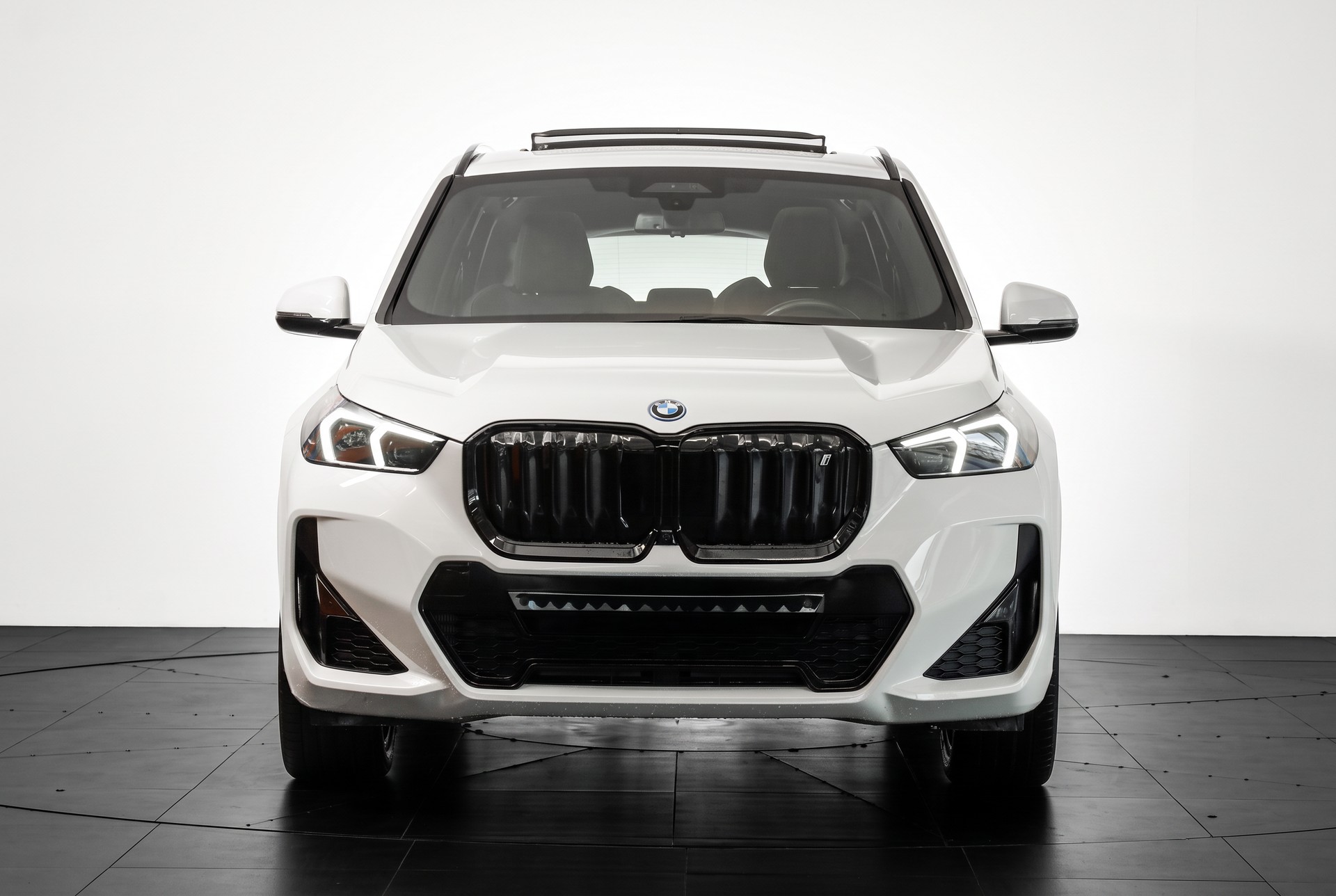 BMW iX1 xDrive 30 M Sport • Attelage • Toit panoramique • Pack Innovation-showroom-element-1