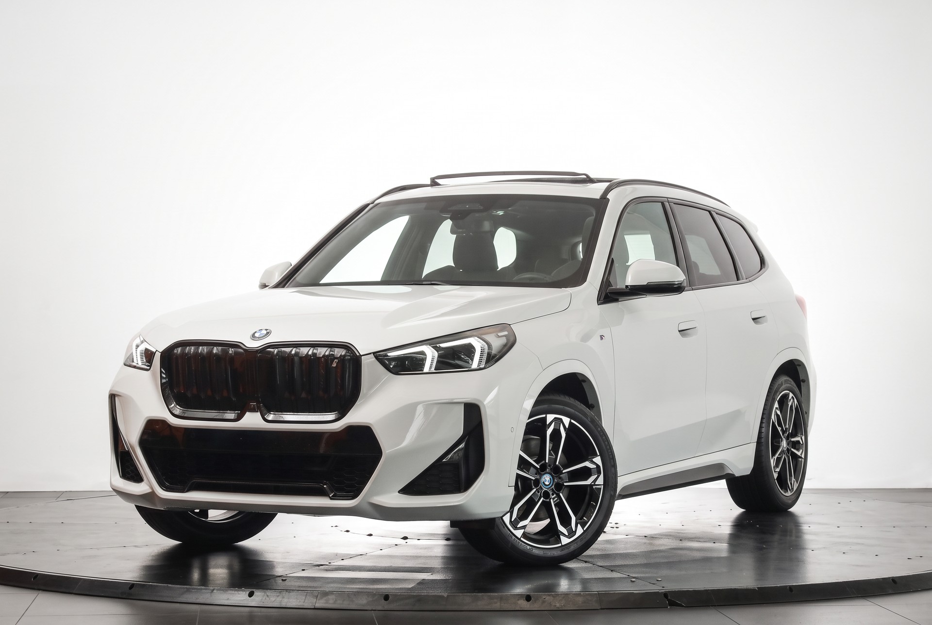 BMW iX1 xDrive 30 M Sport • Attelage • Toit panoramique • Pack Innovation-showroom-element-3
