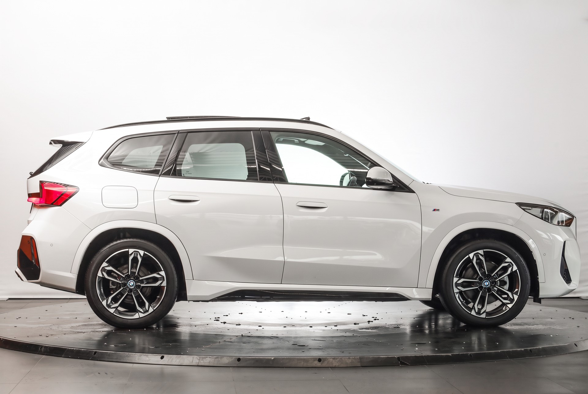 BMW iX1 xDrive 30 M Sport • Attelage • Toit panoramique • Pack Innovation-image-5