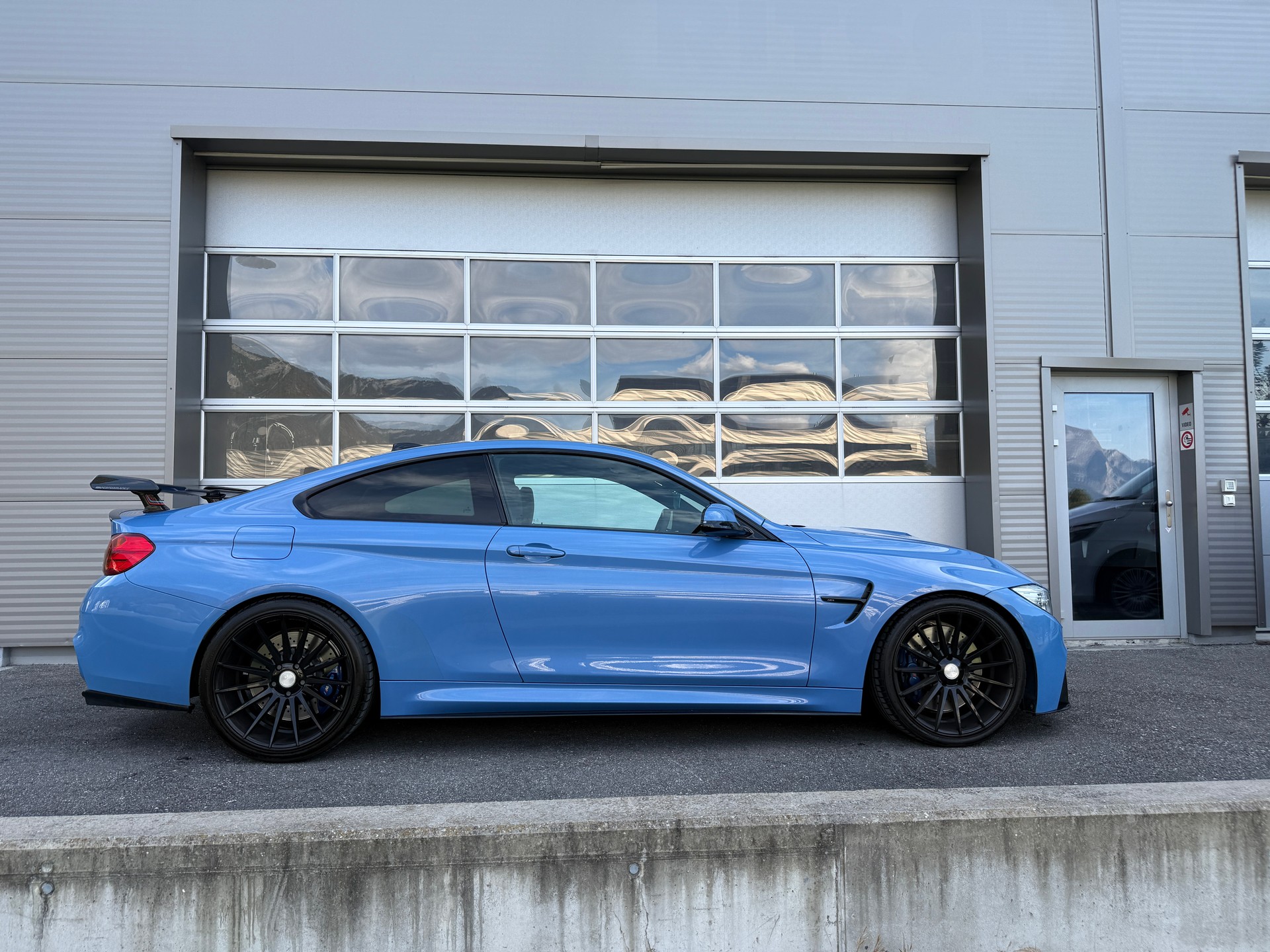 BMW M4 Coupé DKG - Yas Marina Blue-image-0