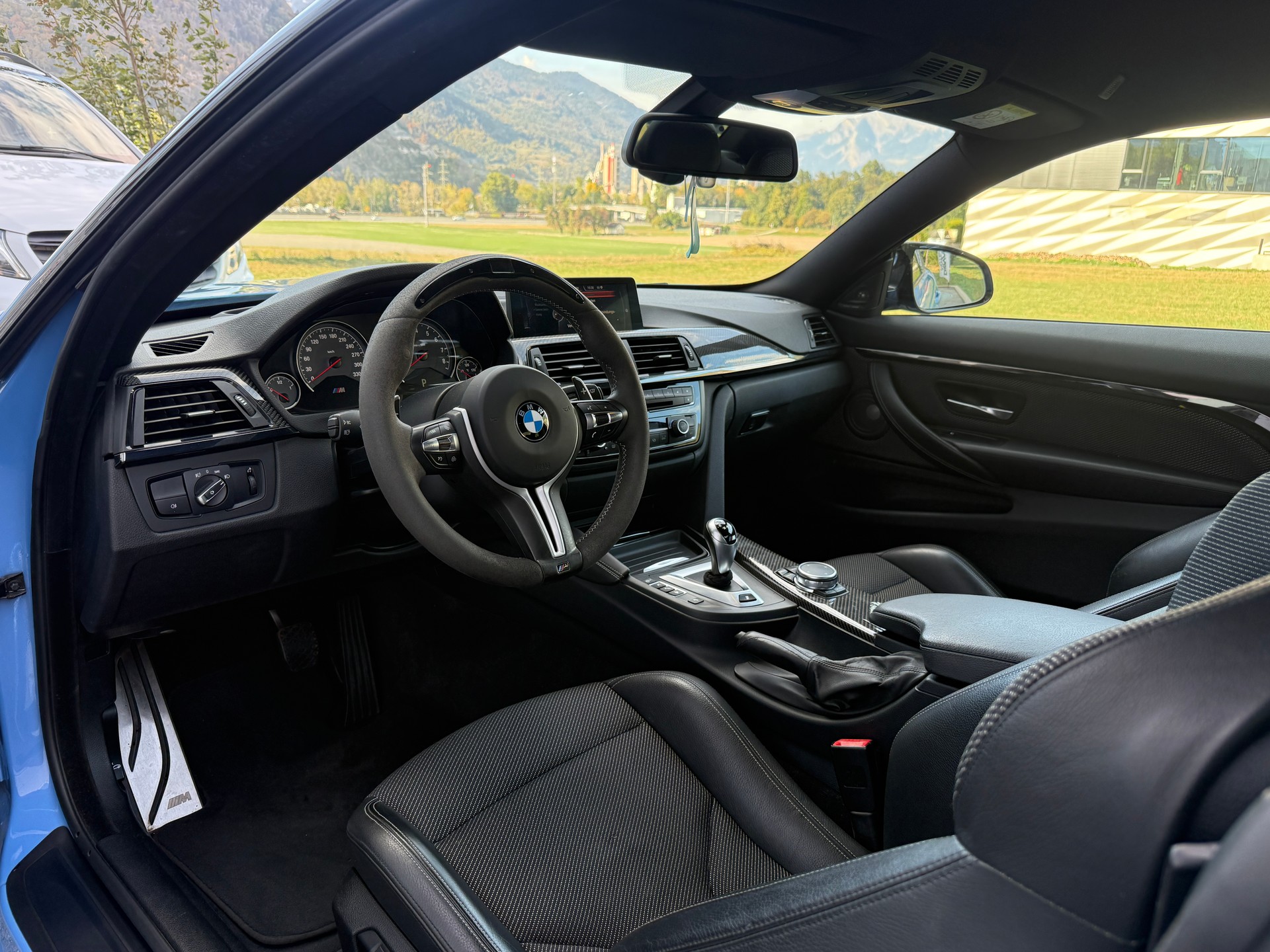 BMW M4 Coupé DKG - Yas Marina Blue-image-5