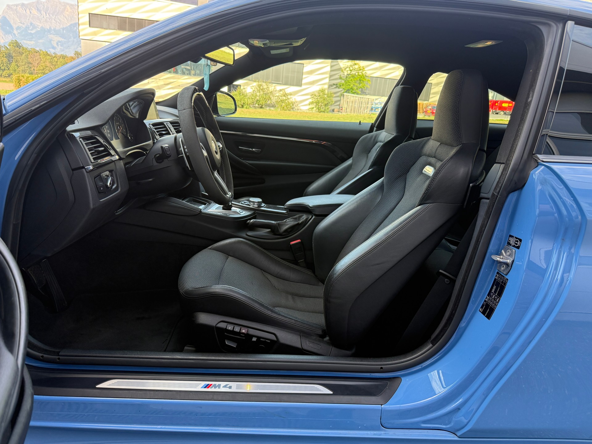 BMW M4 Coupé DKG - Yas Marina Blue-image-6