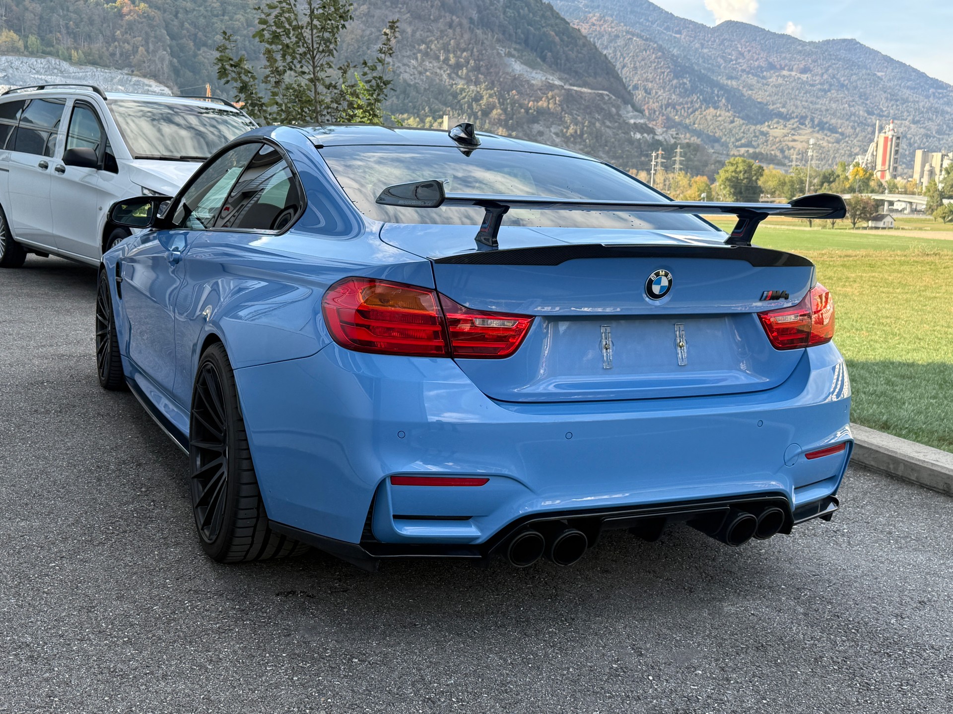 BMW M4 Coupé DKG - Yas Marina Blue-image-3