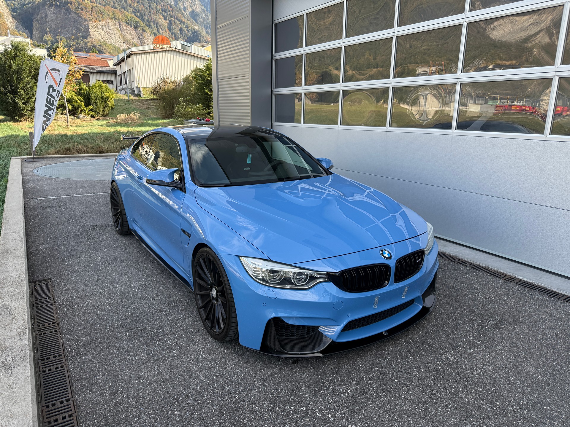 BMW M4 Coupé DKG - Yas Marina Blue-image-1