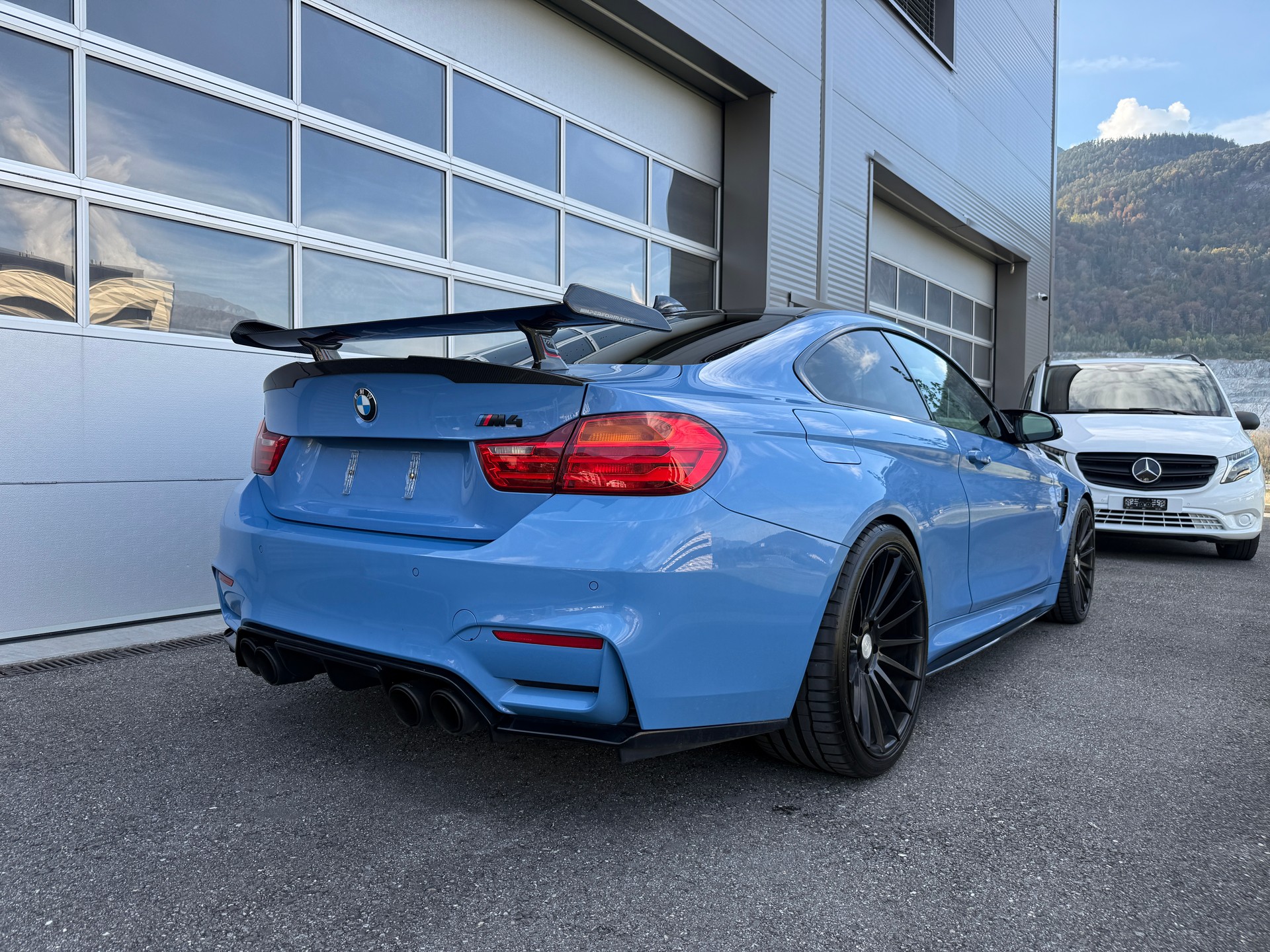 BMW M4 Coupé DKG - Yas Marina Blue-image-2