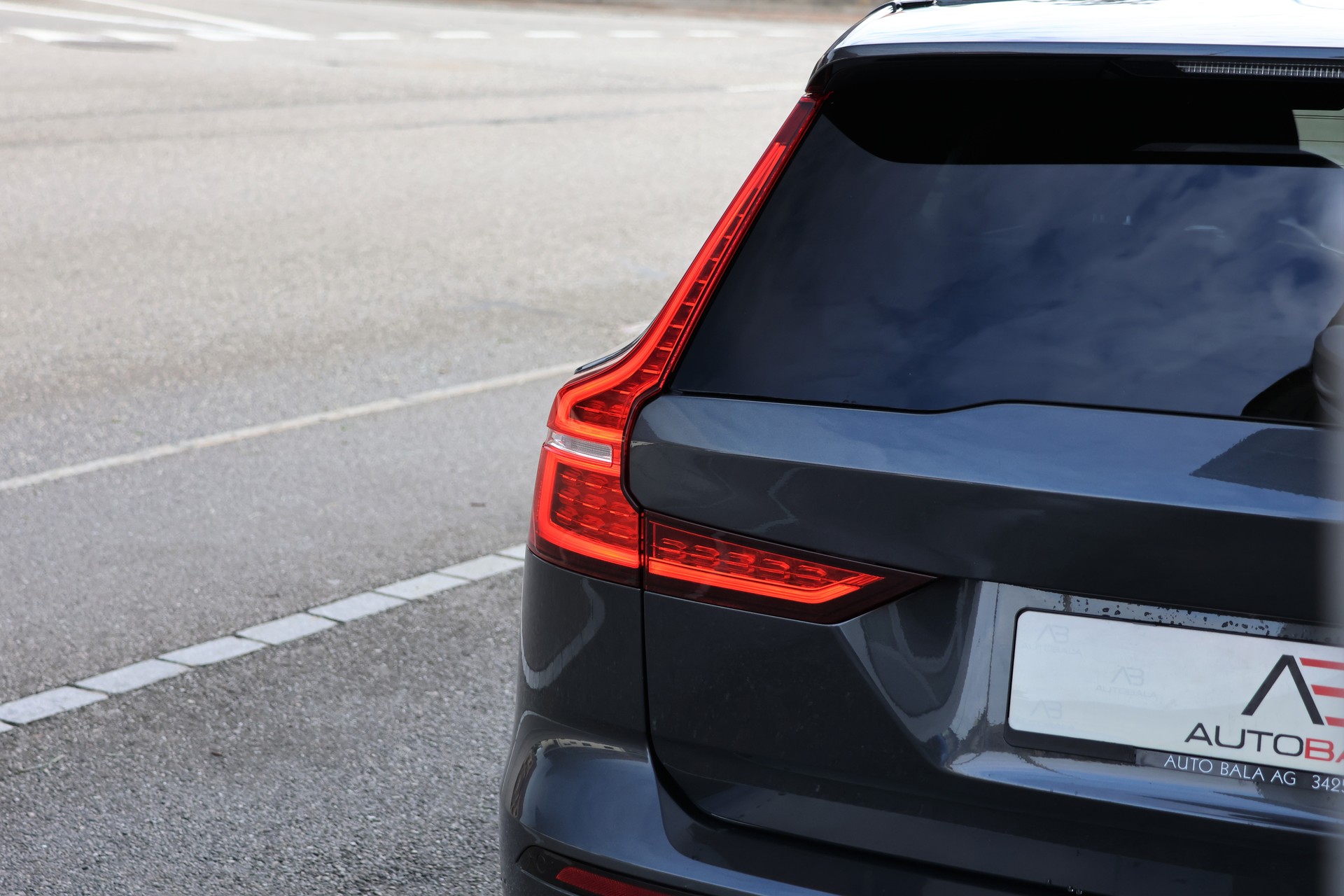 VOLVO V60 T6 eAWD Twin Engine Inscription Geartronic (CH) + 2.0T AHK-image-5