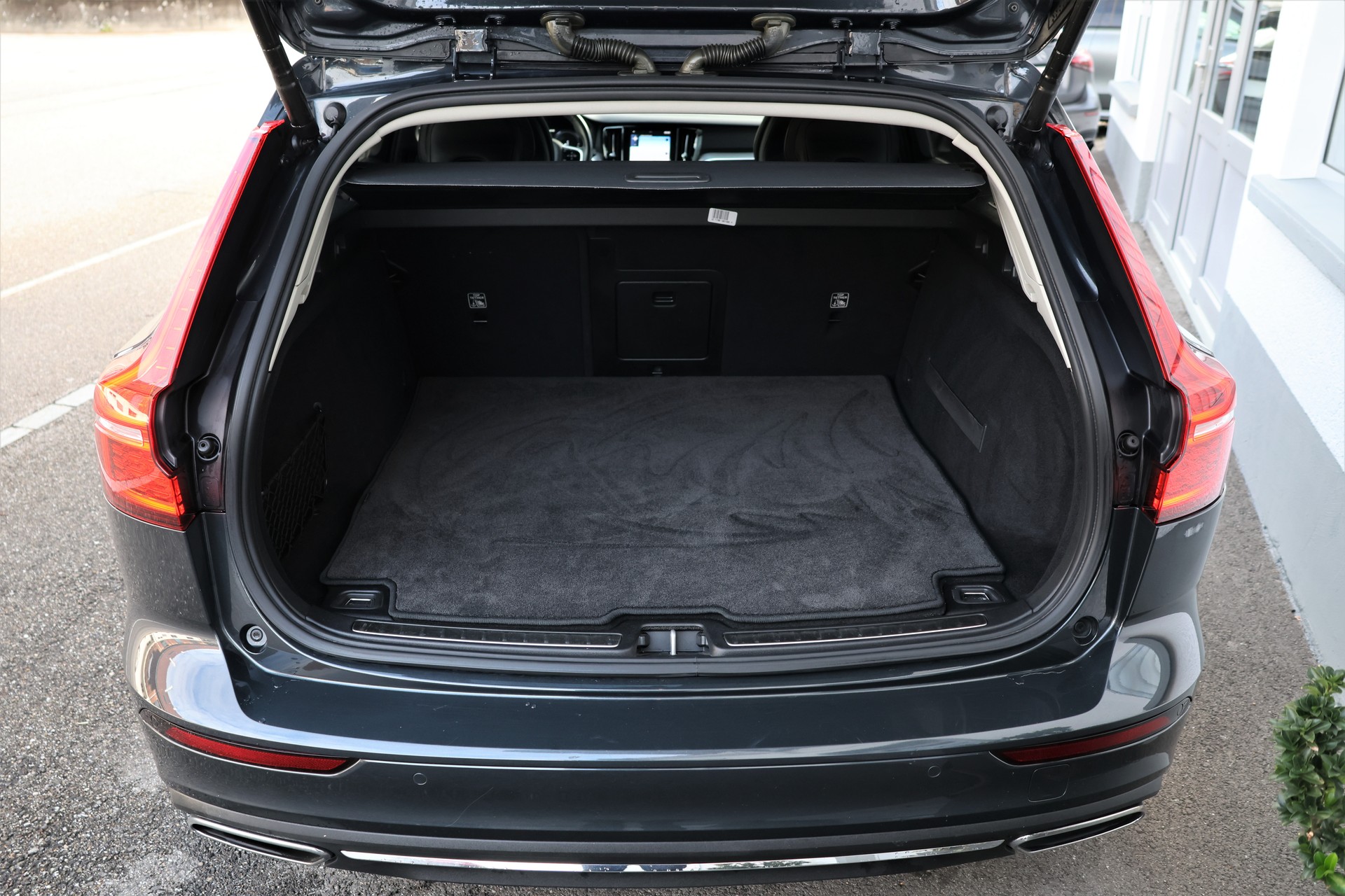 VOLVO V60 T6 eAWD Twin Engine Inscription Geartronic (CH) + 2.0T AHK-image-18