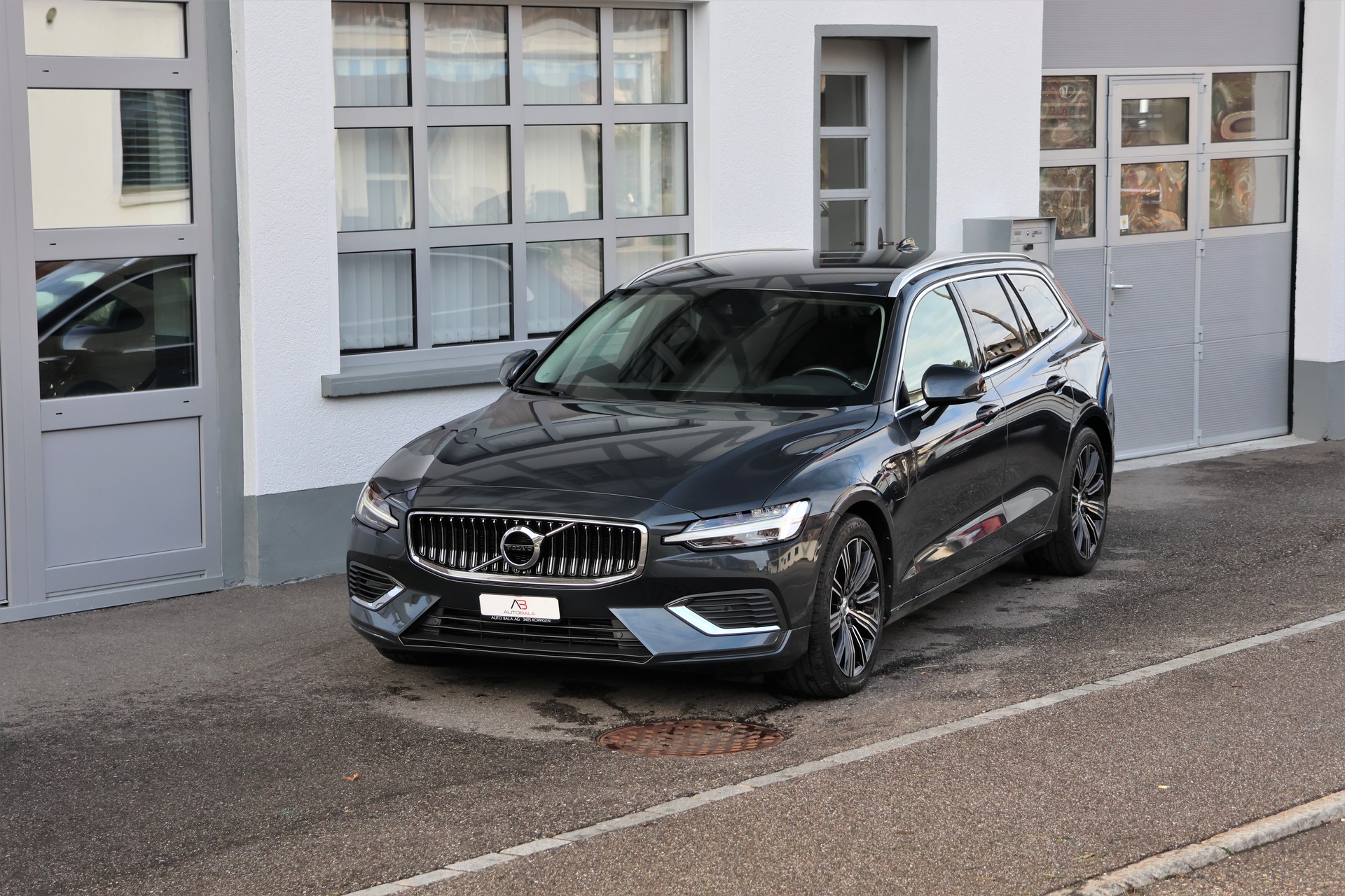 VOLVO V60 T6 eAWD Twin Engine Inscription Geartronic (CH) + 2.0T AHK-image-0