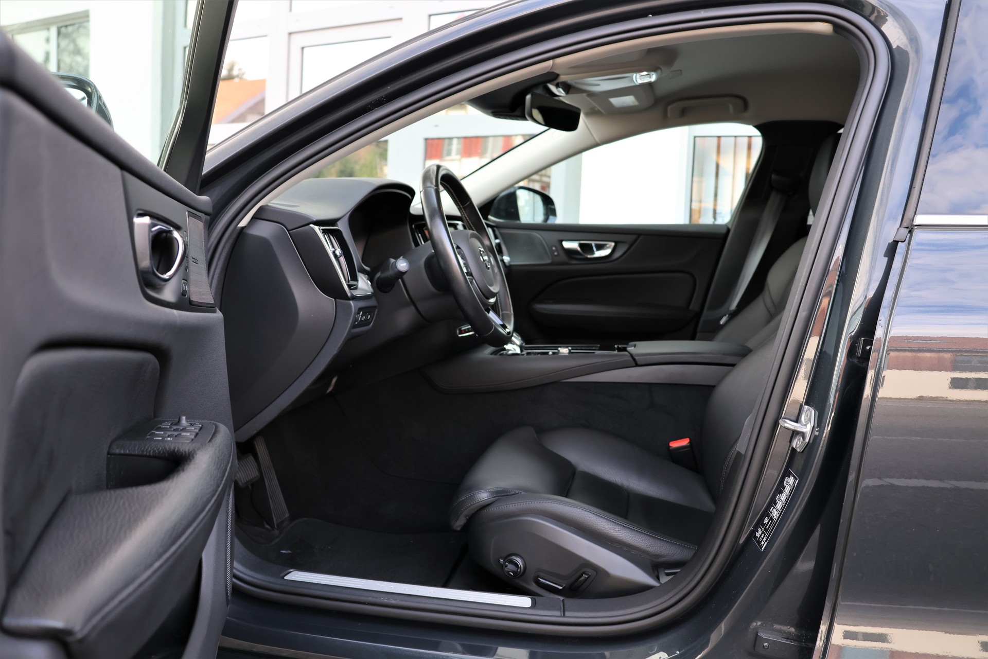 VOLVO V60 T6 eAWD Twin Engine Inscription Geartronic (CH) + 2.0T AHK-image-9