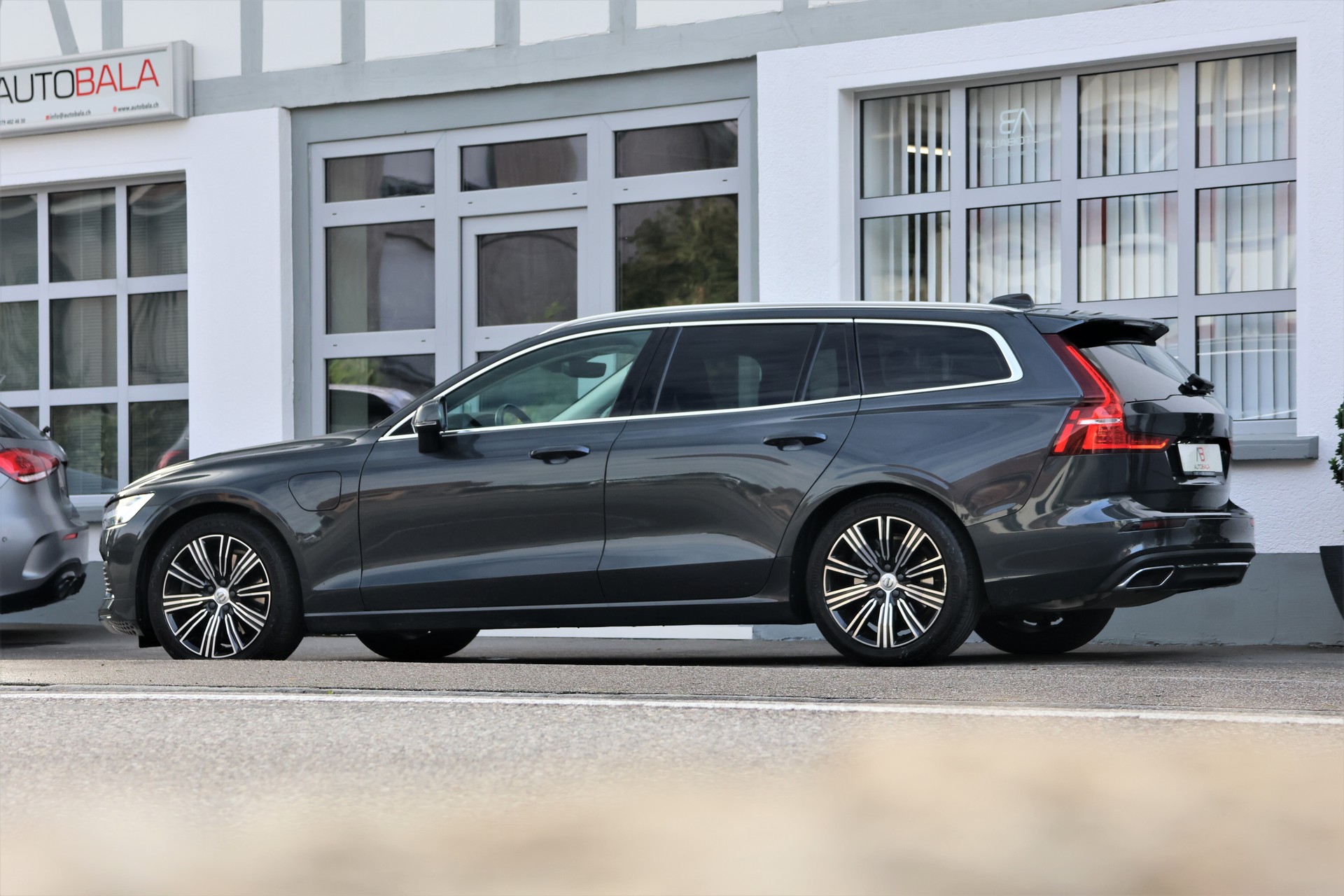 VOLVO V60 T6 eAWD Twin Engine Inscription Geartronic (CH) + 2.0T AHK-image-3