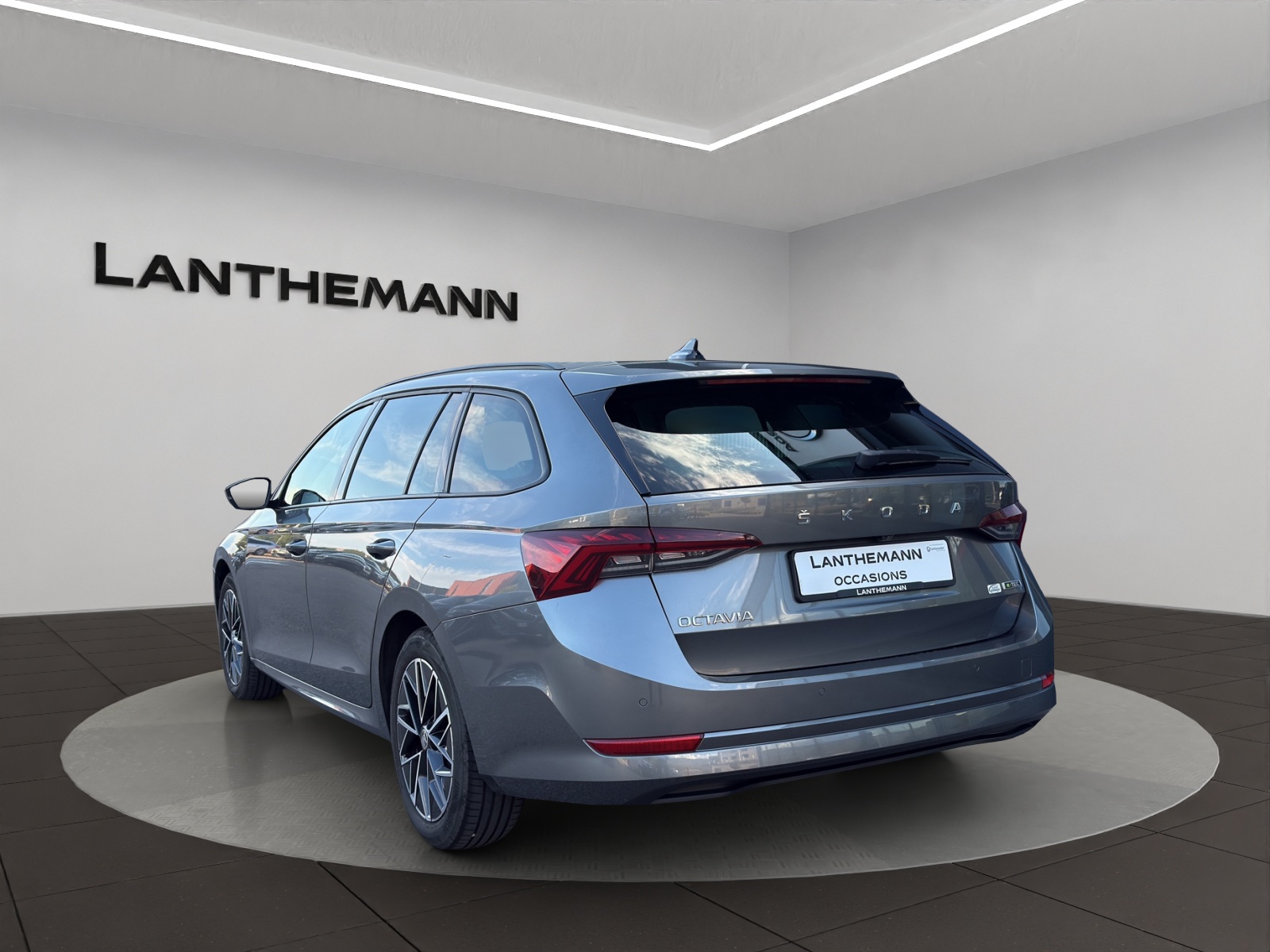 SKODA Octavia Combi 1.5 TSI mHEV DSG Style-image-2