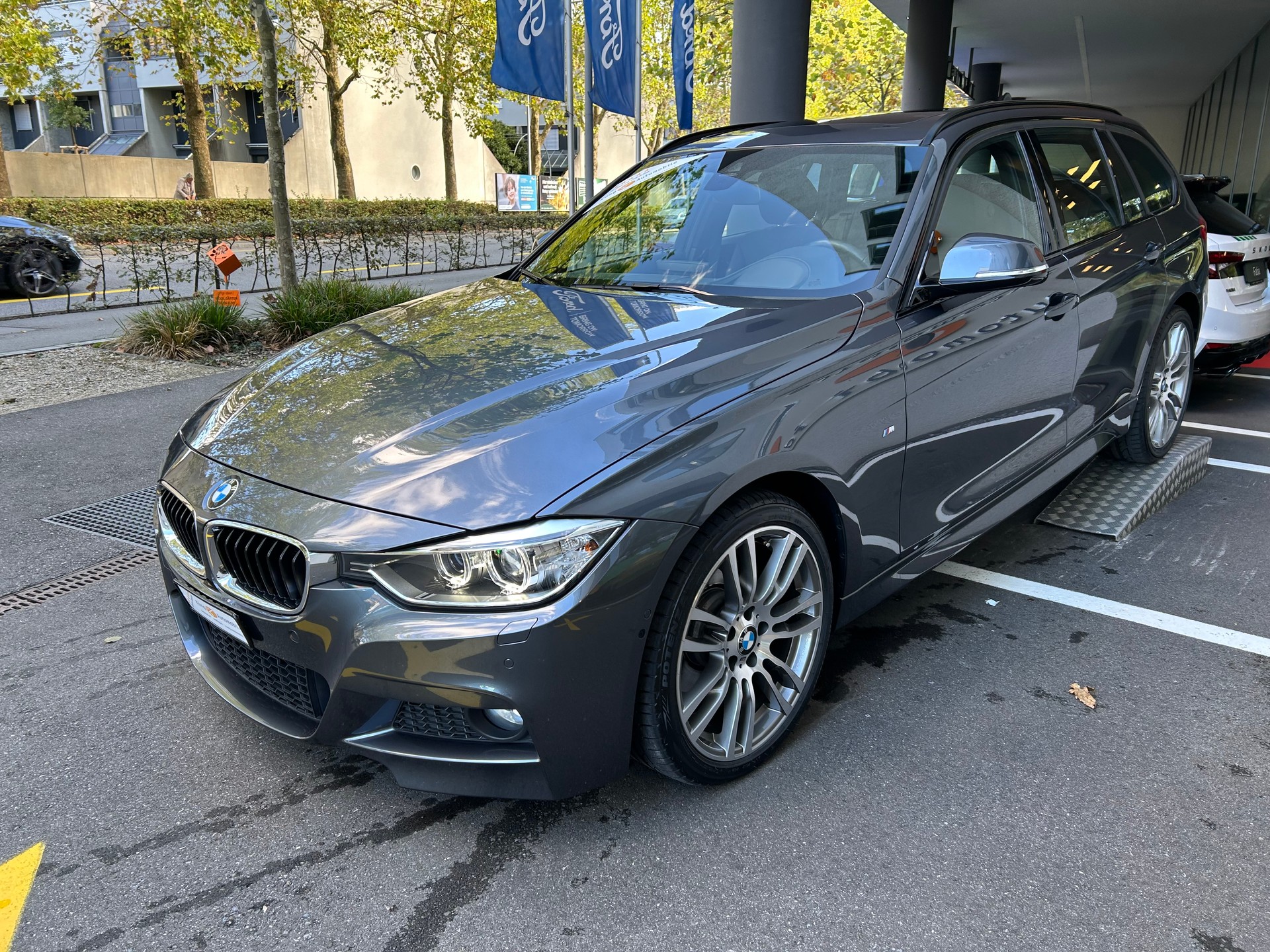 BMW 330d xDrive Touring Sport Line Steptronic-image-12