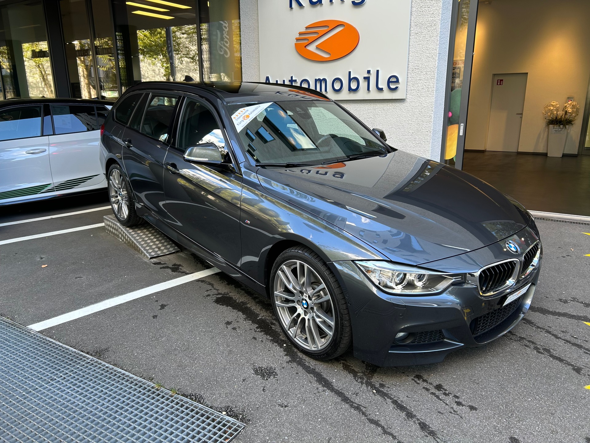 BMW 330d xDrive Touring Sport Line Steptronic-image-0