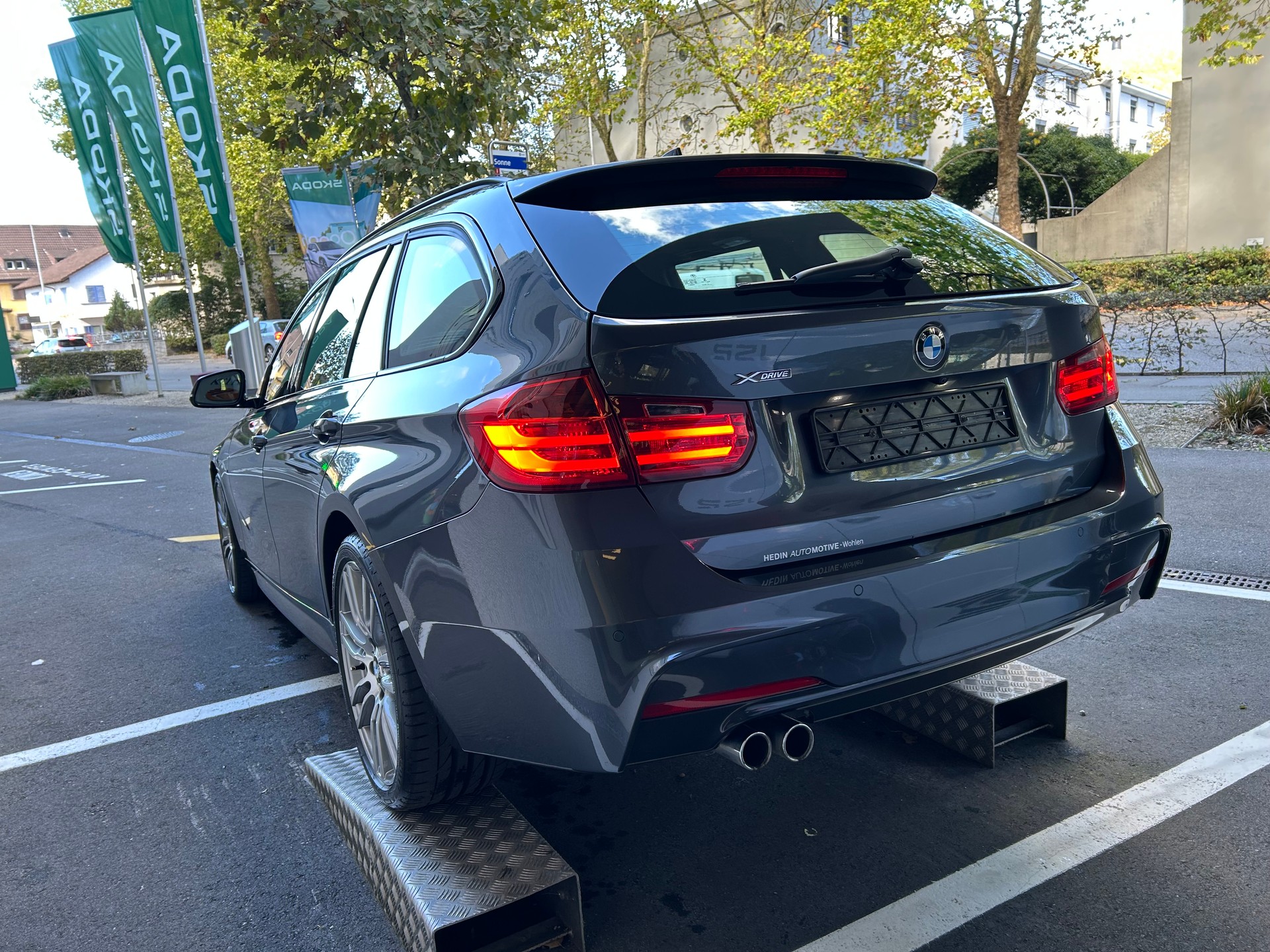 BMW 330d xDrive Touring Sport Line Steptronic-image-4