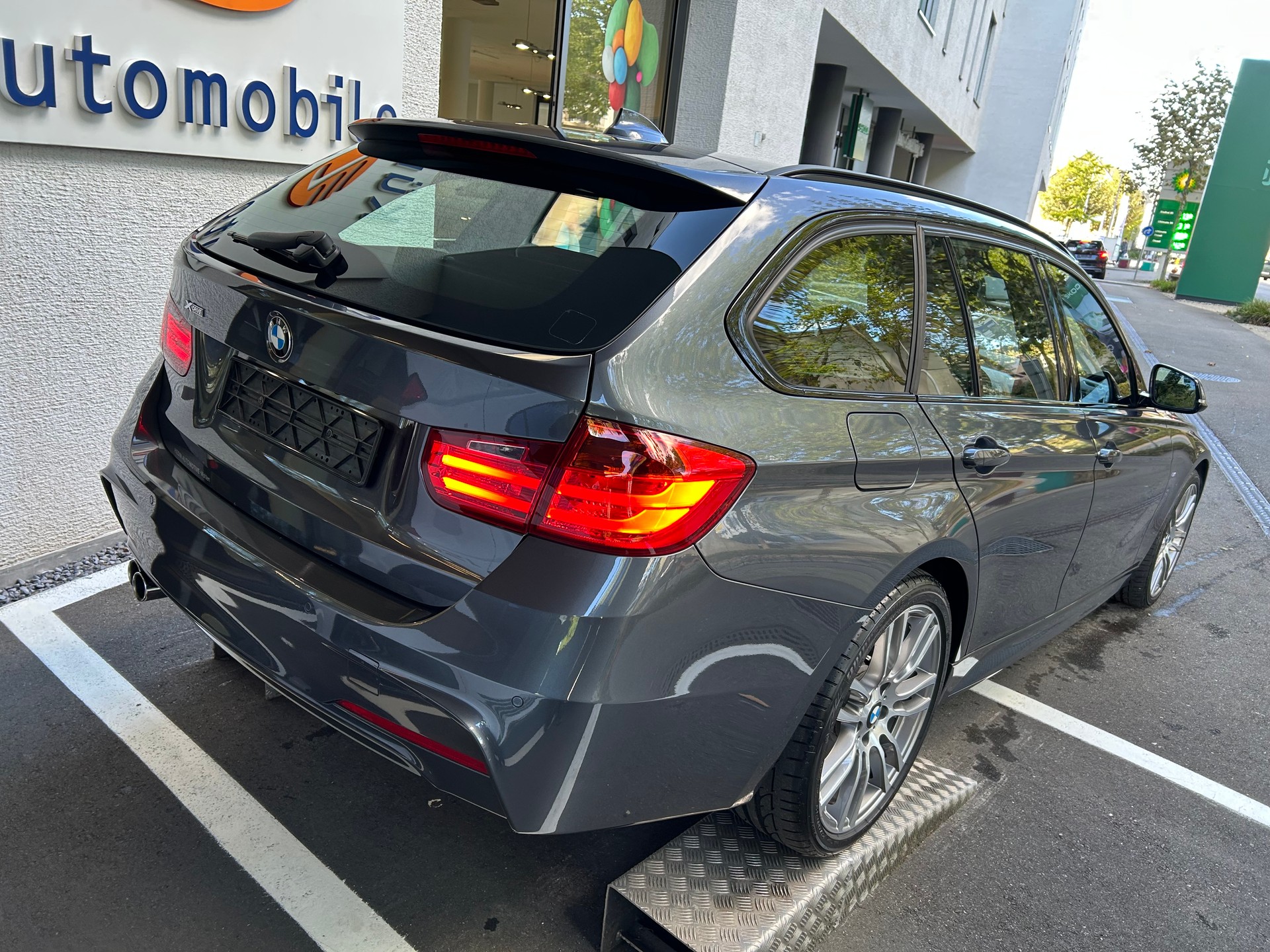 BMW 330d xDrive Touring Sport Line Steptronic-image-2