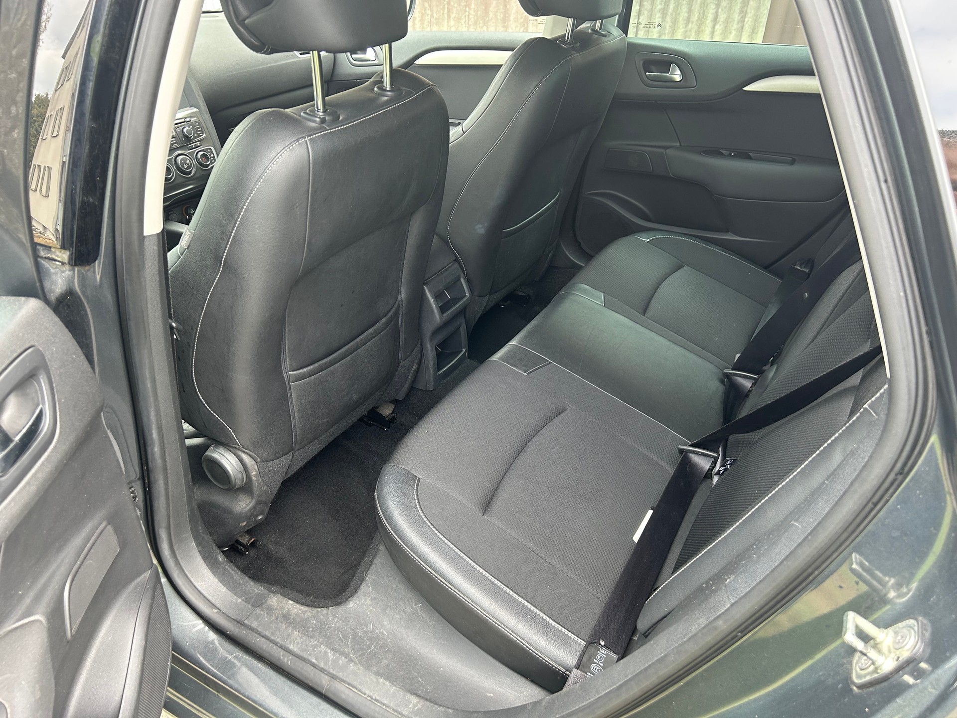 CITROEN C4 Berline 1.6 VTi Swiss Style-image-12