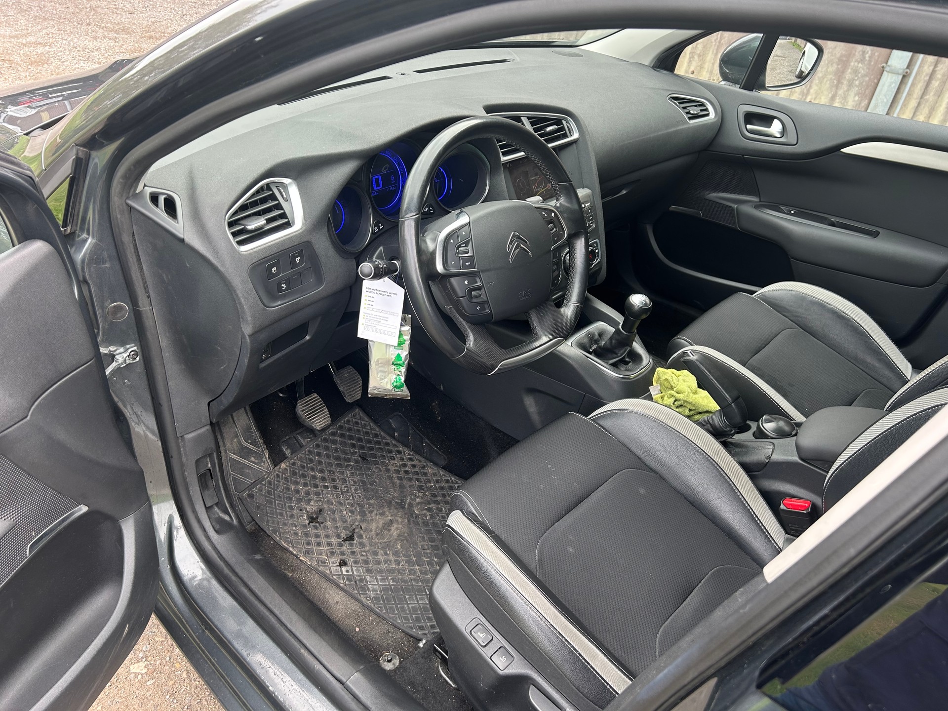 CITROEN C4 Berline 1.6 VTi Swiss Style-image-11