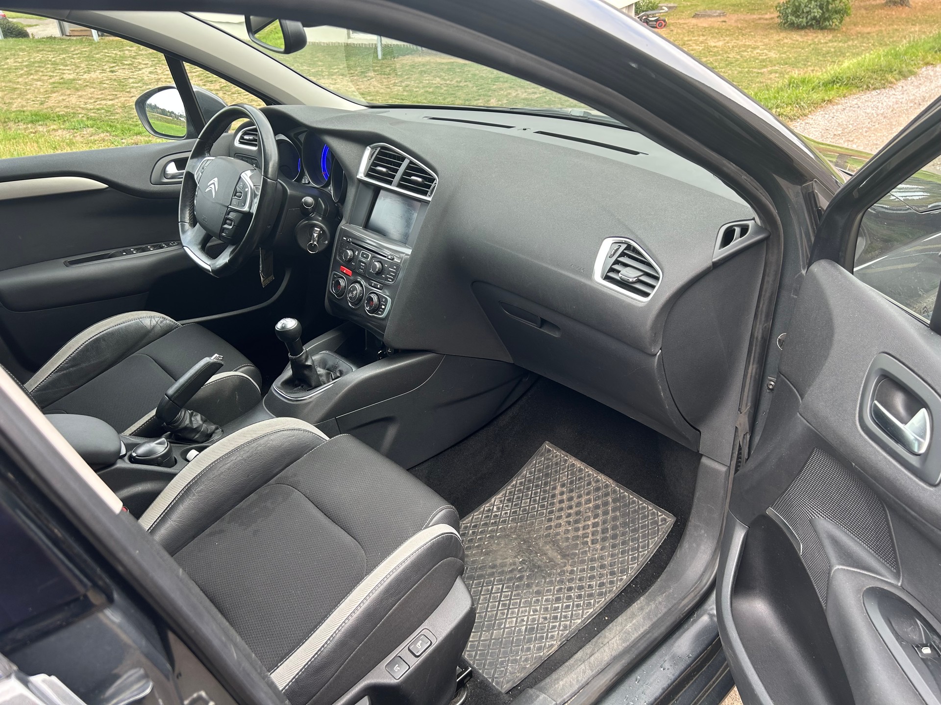 CITROEN C4 Berline 1.6 VTi Swiss Style-image-14