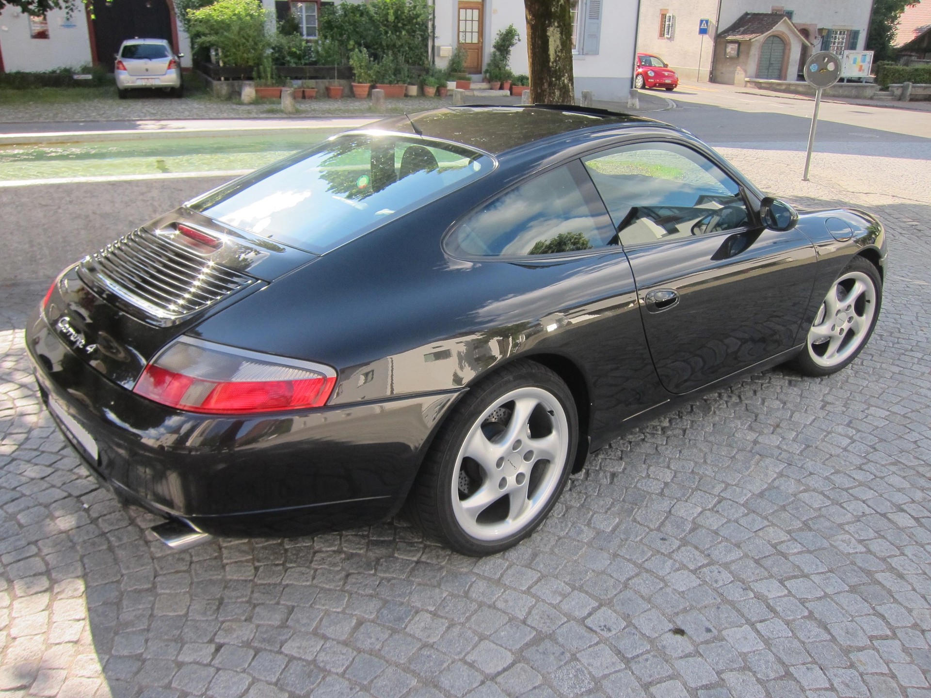 PORSCHE 911 Carrera 4-image-2