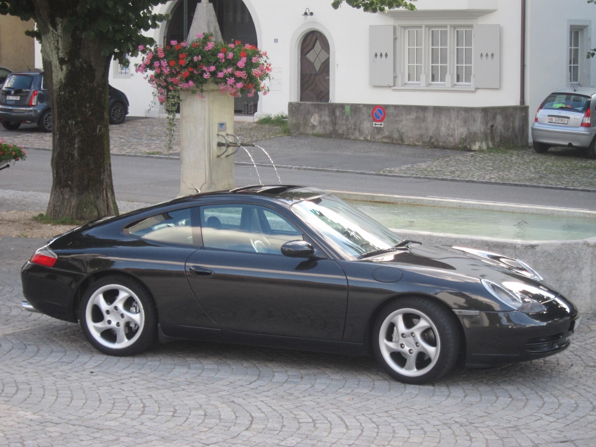 PORSCHE 911 Carrera 4-image-3