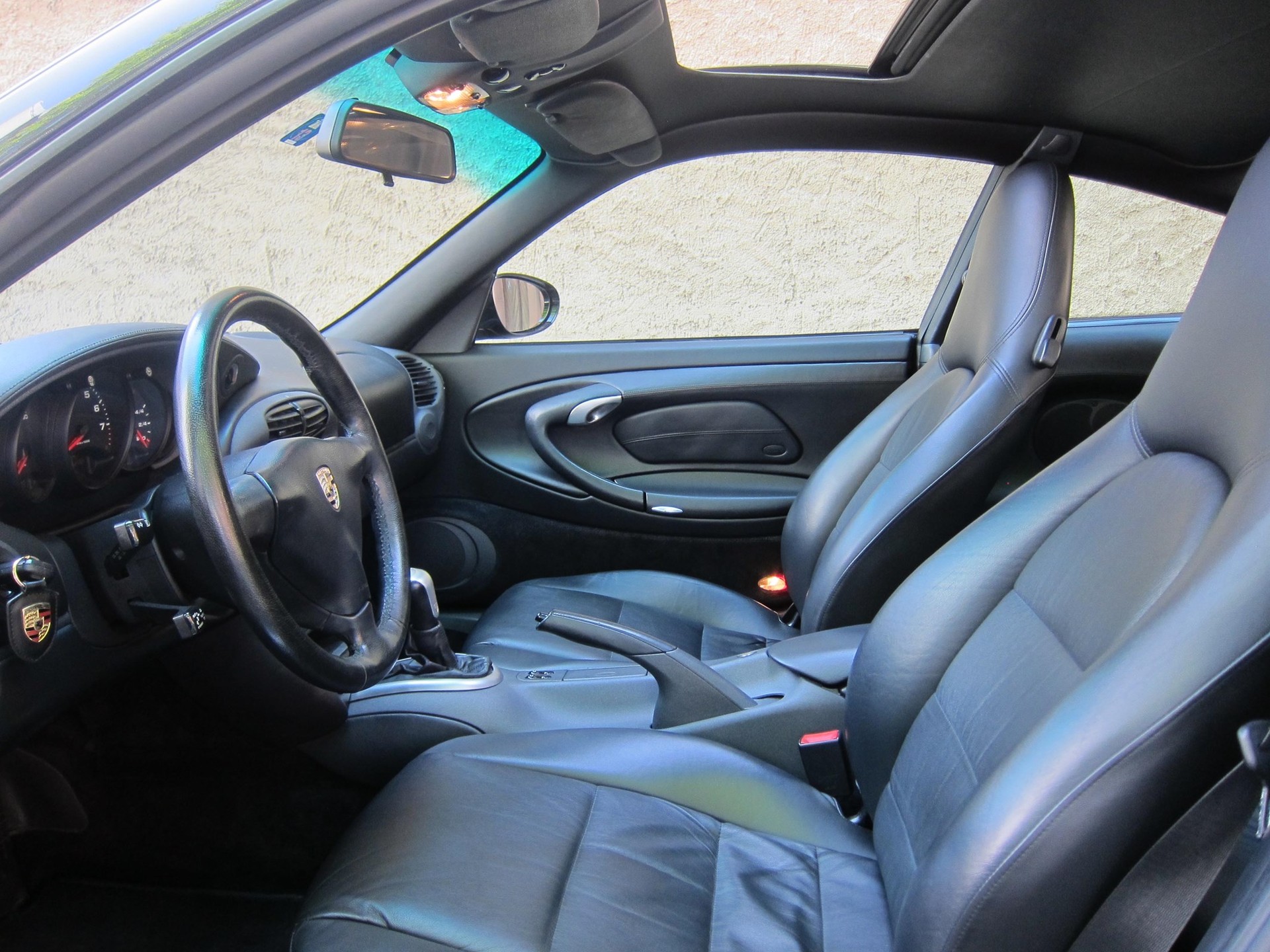 PORSCHE 911 Carrera 4-image-4