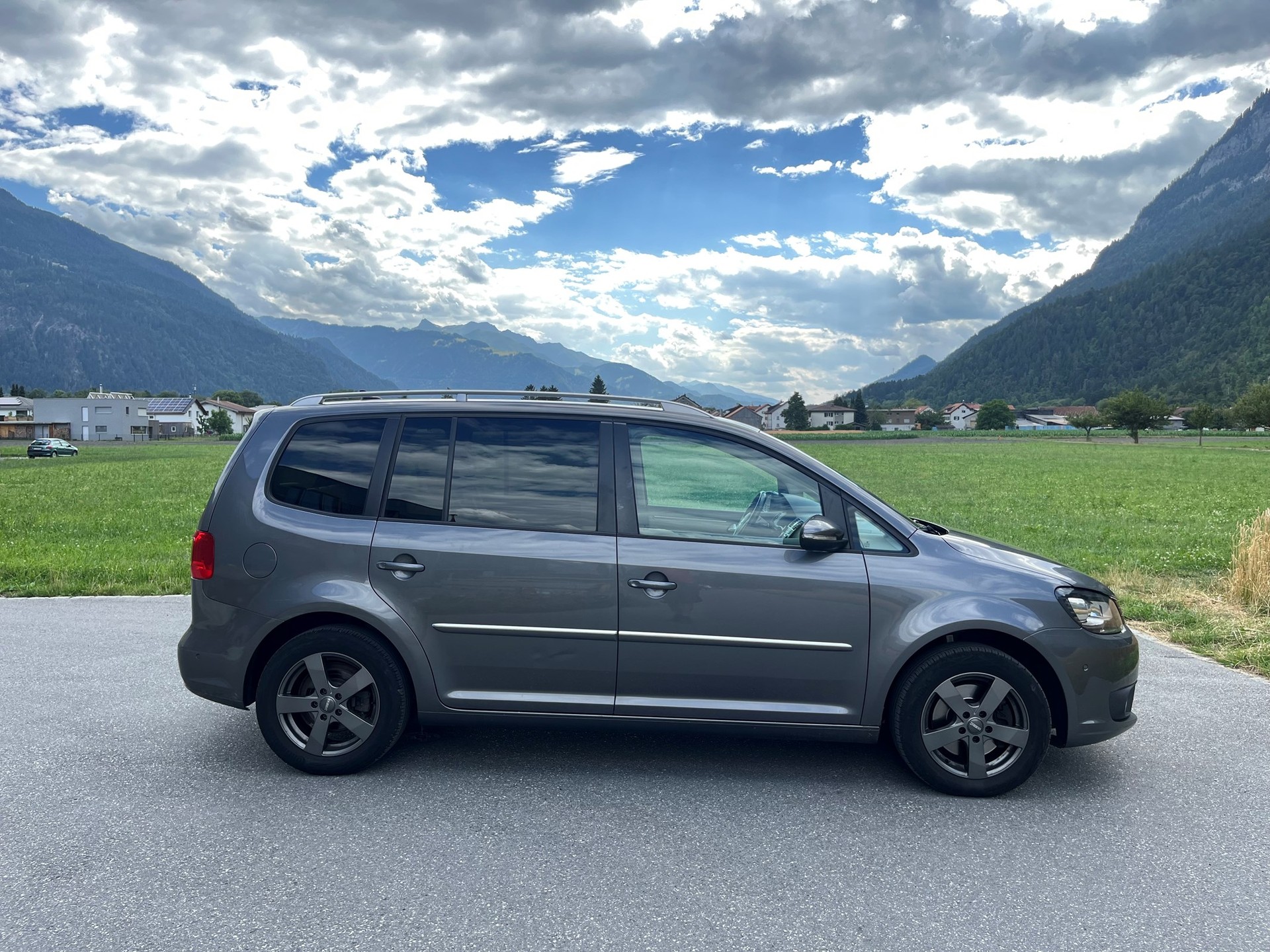 VW Touran 2.0 TDI Highline DSG-image-3