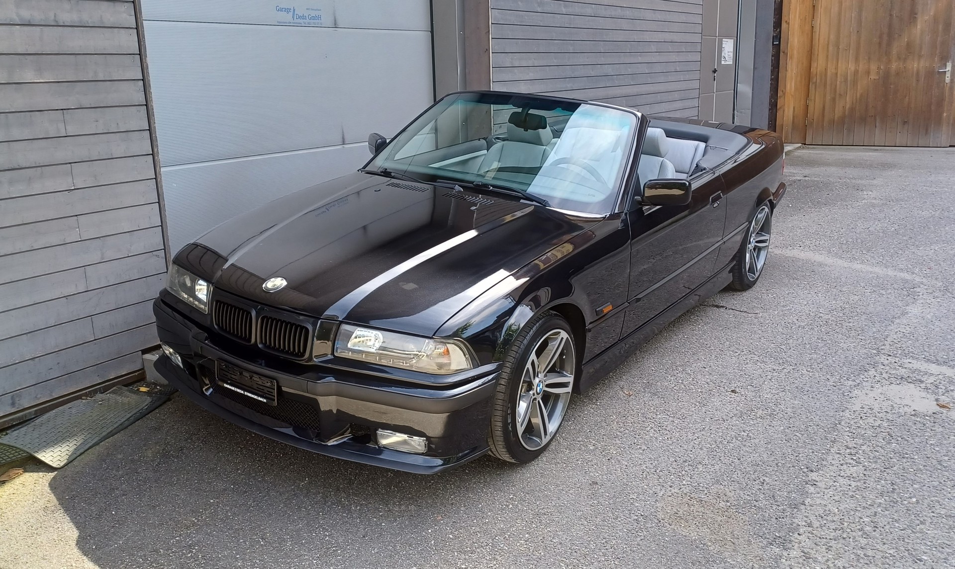 BMW 328i Cabrio-image-2
