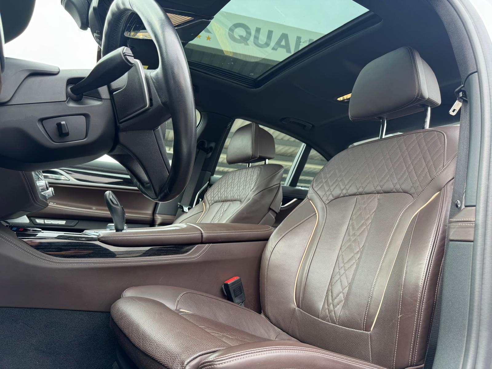 BMW 750i xDrive Steptronic-image-9