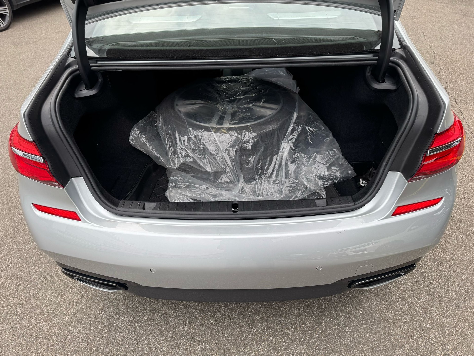 BMW 750i xDrive Steptronic-image-8