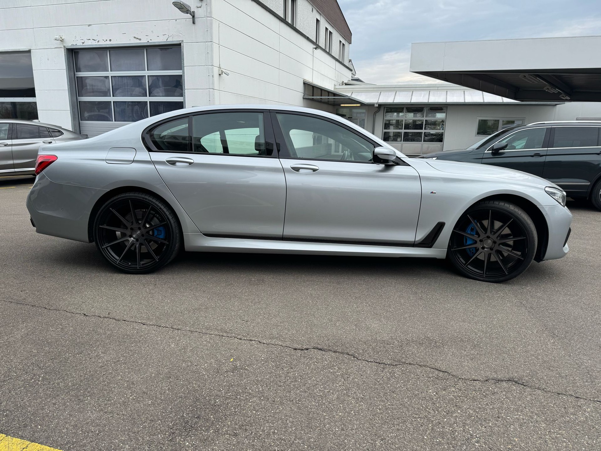 BMW 750i xDrive Steptronic-image-3