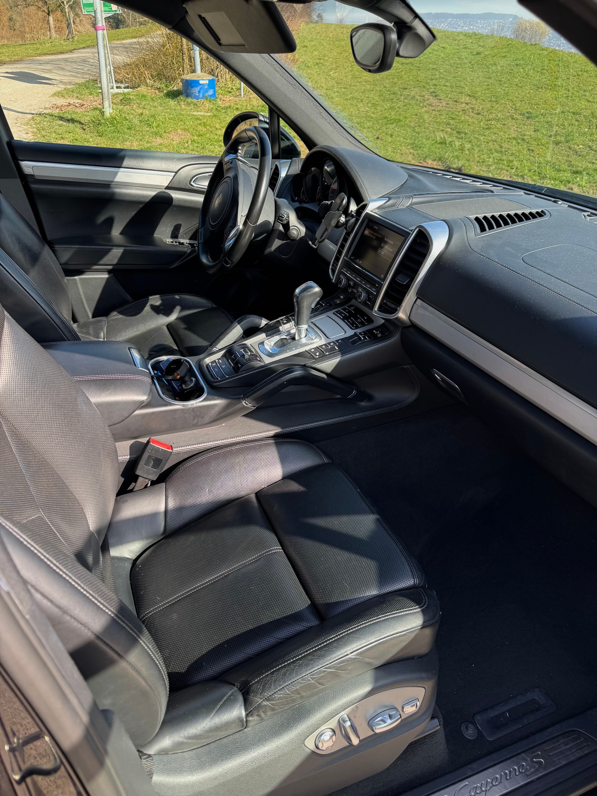 PORSCHE Cayenne S Hybrid-image-3