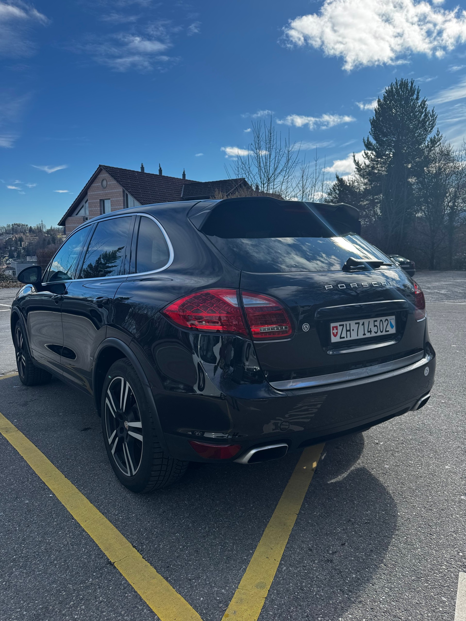 PORSCHE Cayenne S Hybrid-image-2
