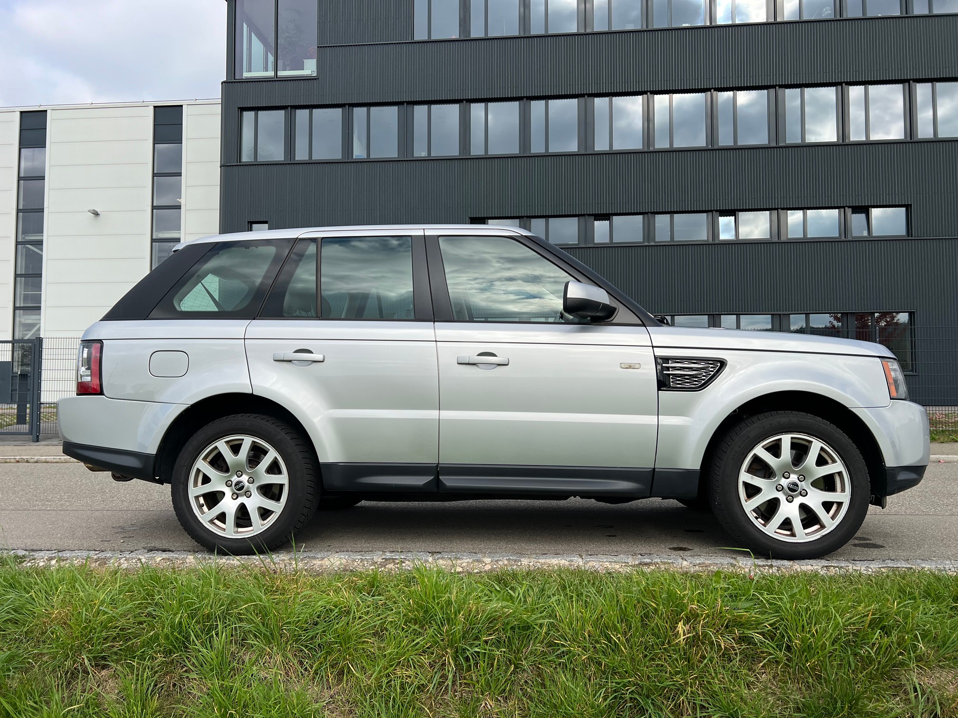 LAND ROVER Range Rover Sport 3.0 TDV6 HSE Automatic-image-13