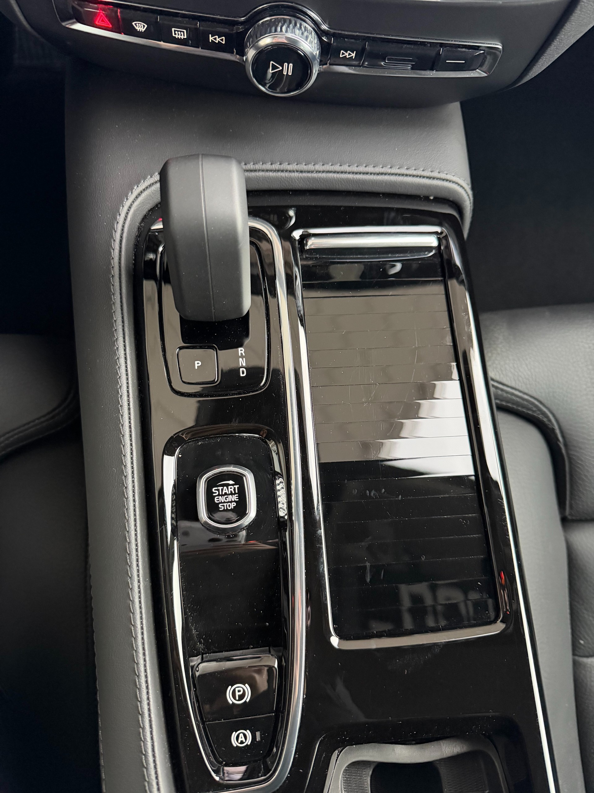 VOLVO V60 T6 eAWD Plus Dark Geartronic-image-12