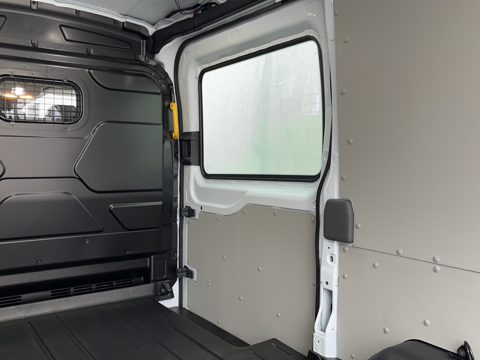 FORD E-Transit Van 390 L2H2 67kWh Trend-image-11