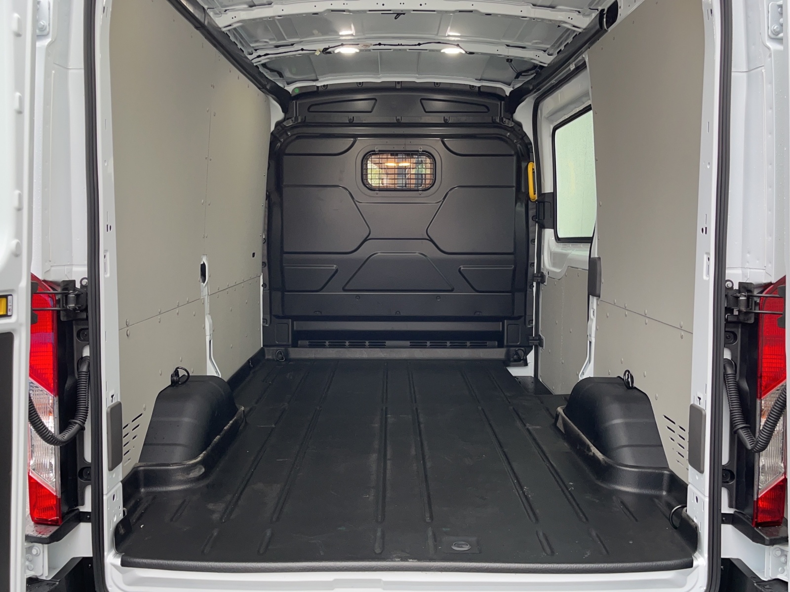 FORD E-Transit Van 390 L2H2 67kWh Trend-image-5