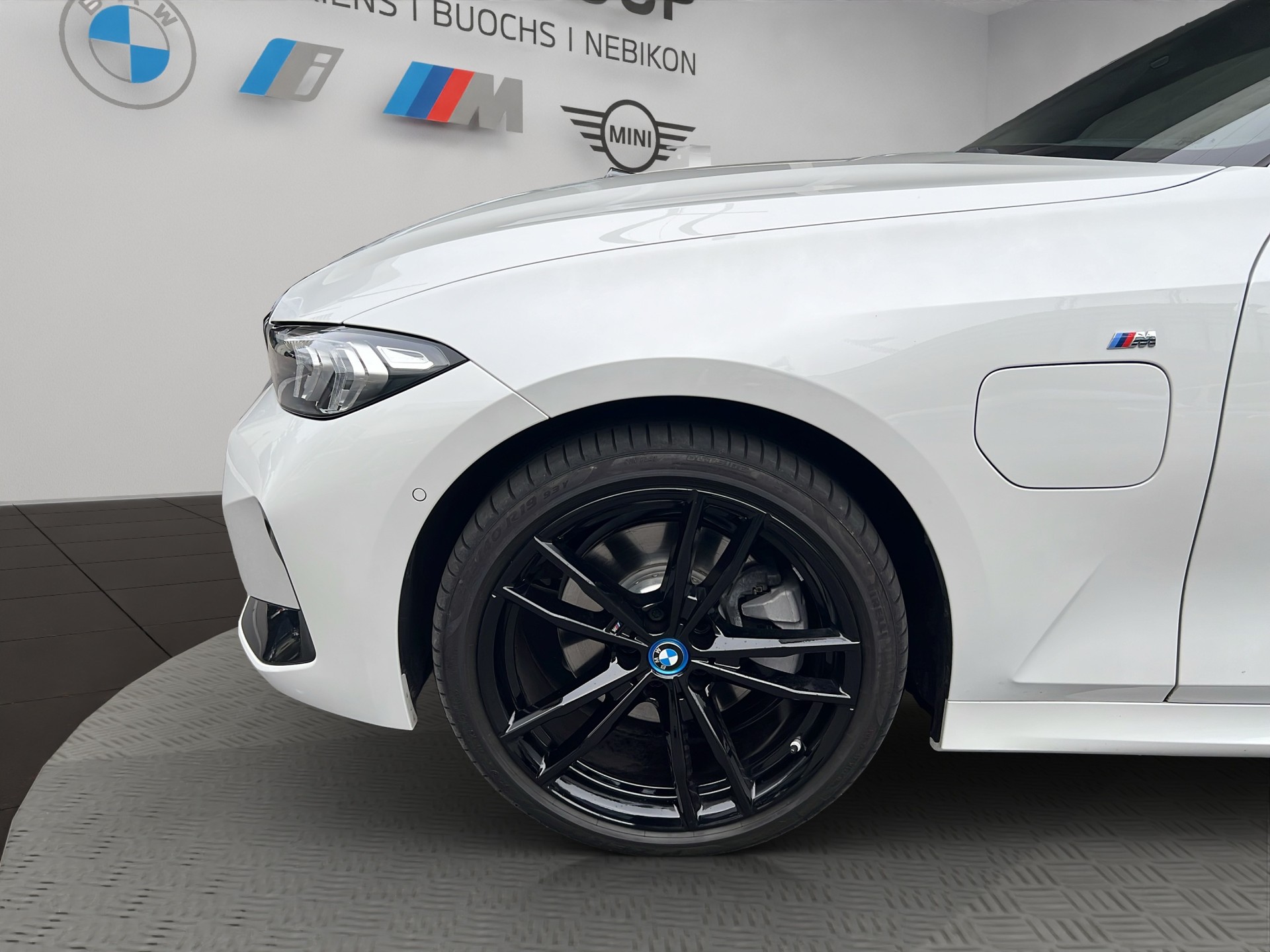 BMW 330e x DriveTouring Steptronic M Sport-image-9
