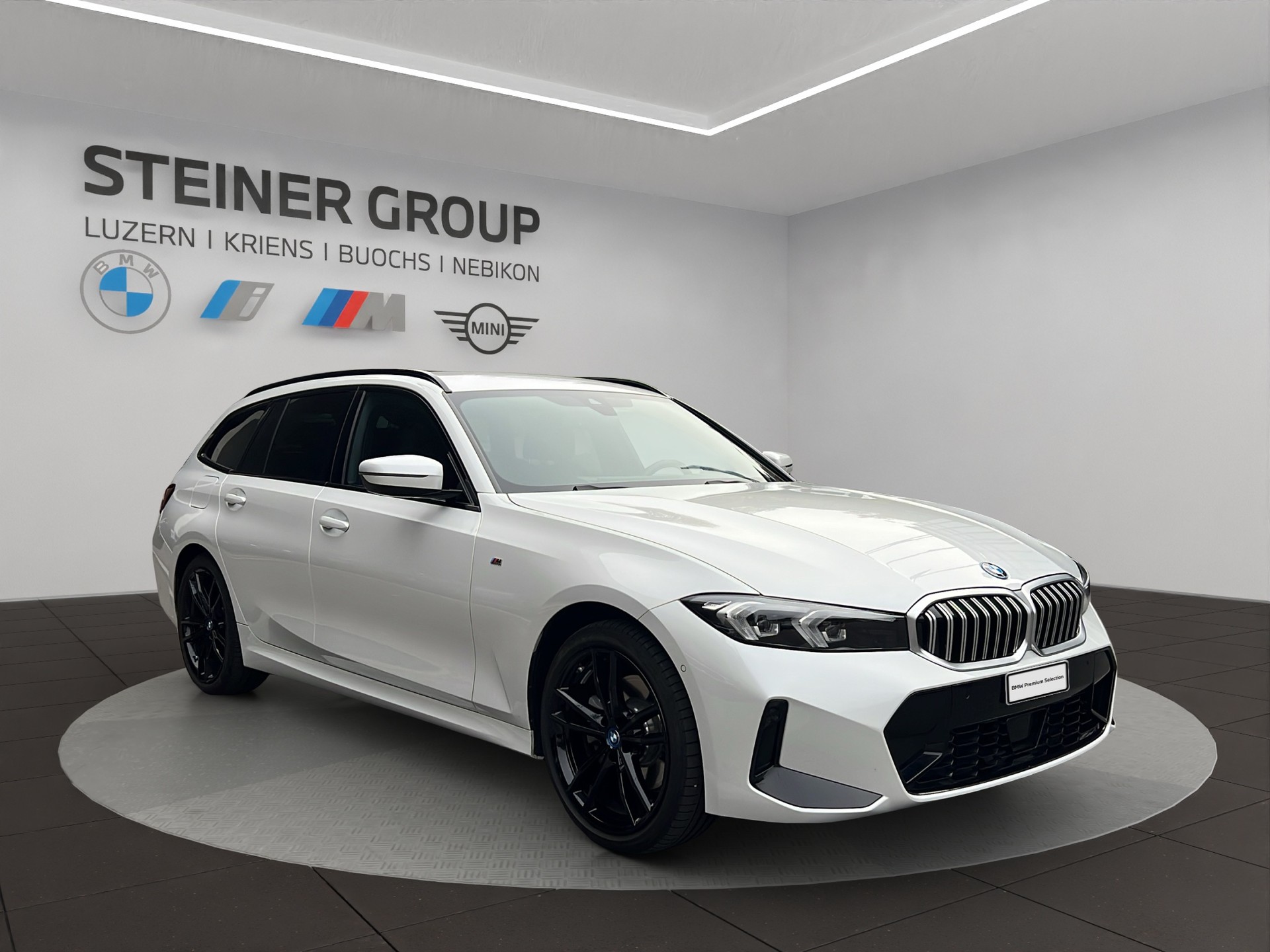 BMW 330e x DriveTouring Steptronic M Sport-image-3