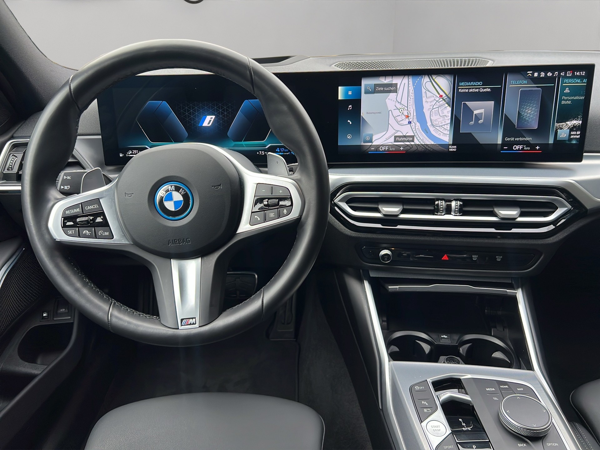 BMW 330e x DriveTouring Steptronic M Sport-image-13