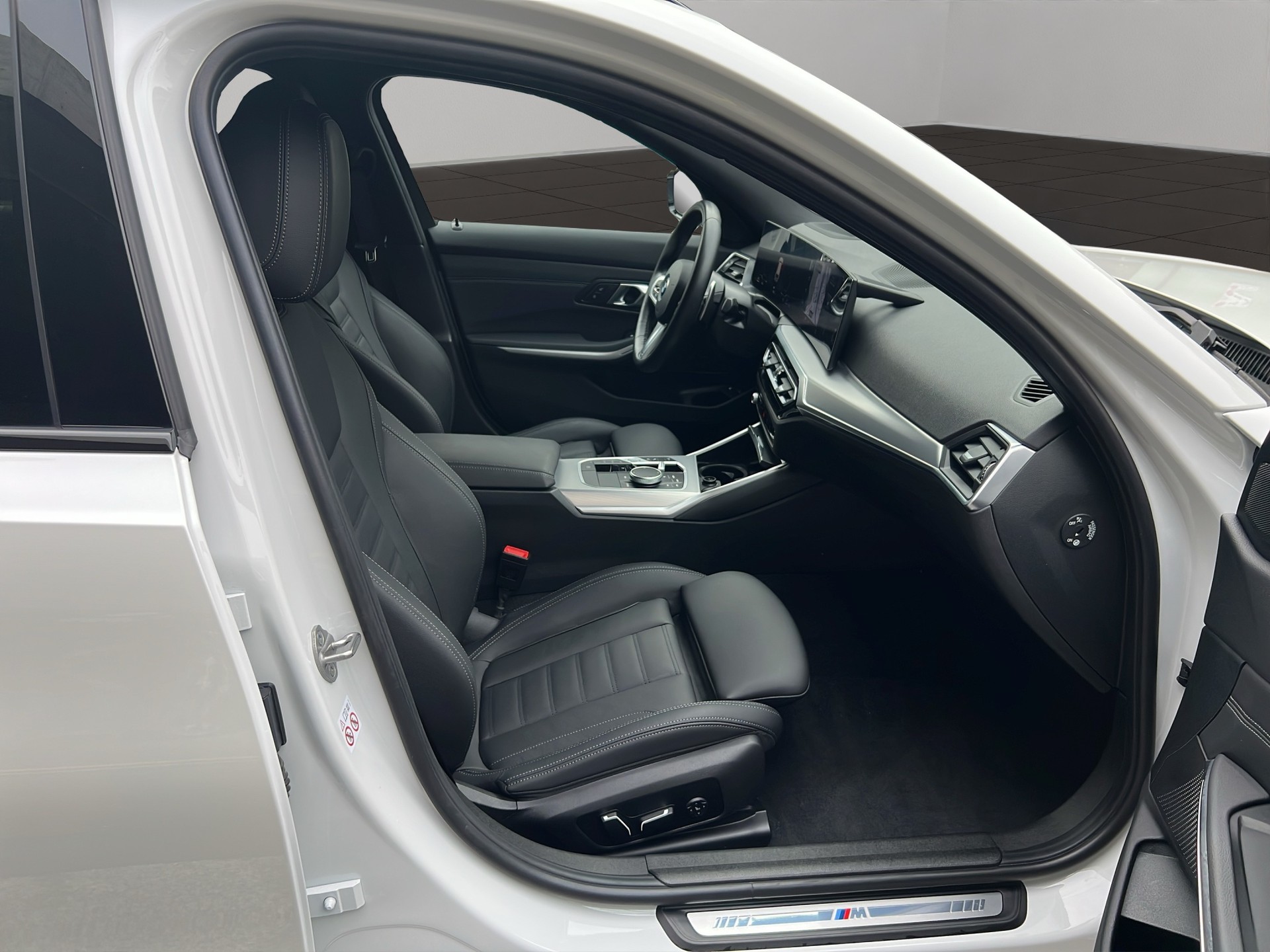 BMW 330e x DriveTouring Steptronic M Sport-image-17