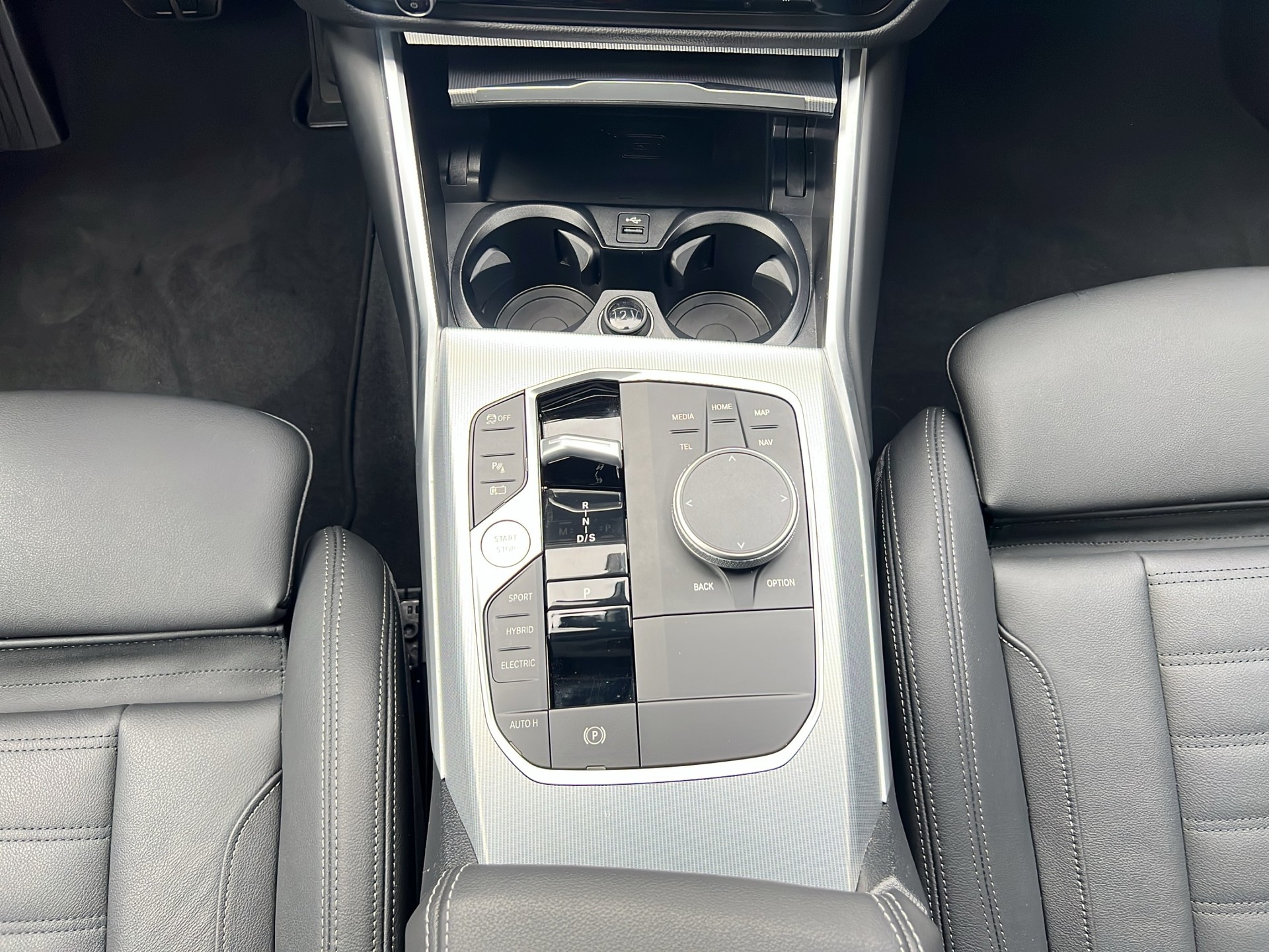 BMW 330e x DriveTouring Steptronic M Sport-image-14