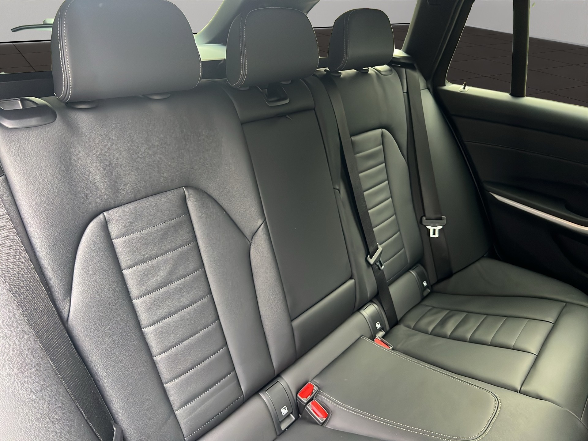 BMW 330e x DriveTouring Steptronic M Sport-image-19